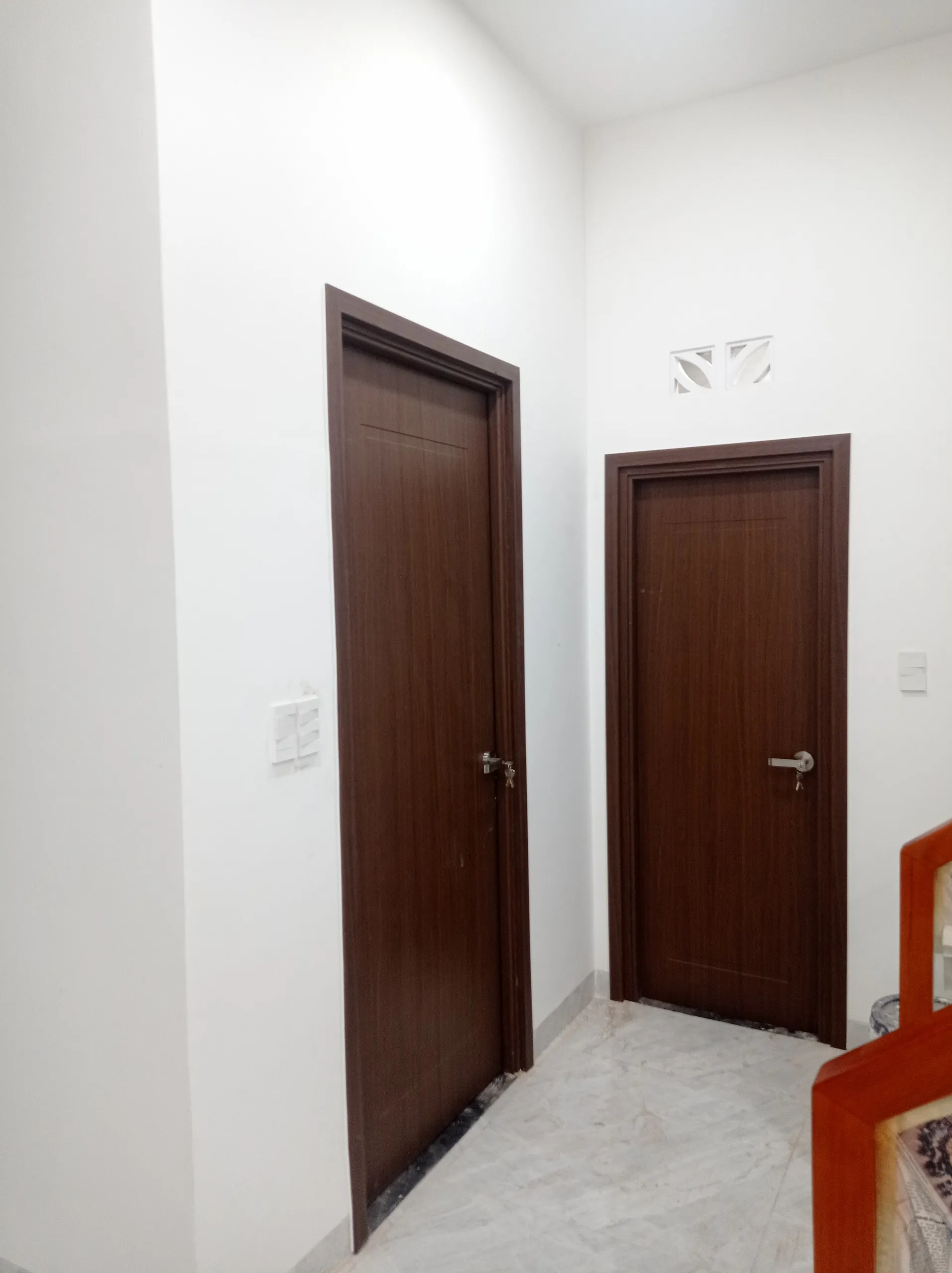 cua-nhua-go-composite