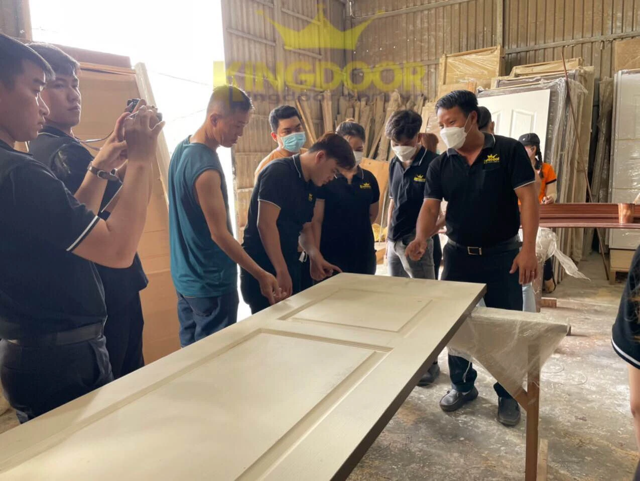 SẢN XUẤT CỬA GỖ CÔNG NGHIỆP