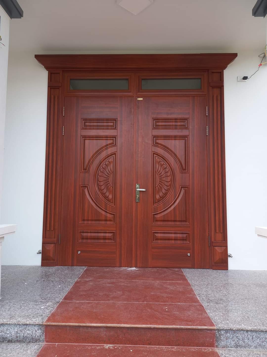 Mẫu cửa thép vân gỗ 2 cánh lệch