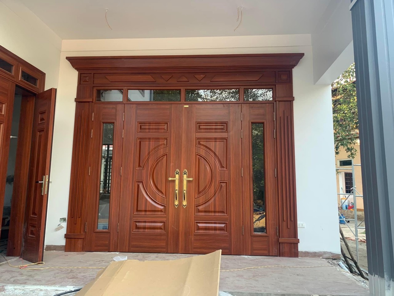 Mẫu cửa thép vân gỗ 4 cánh lệch