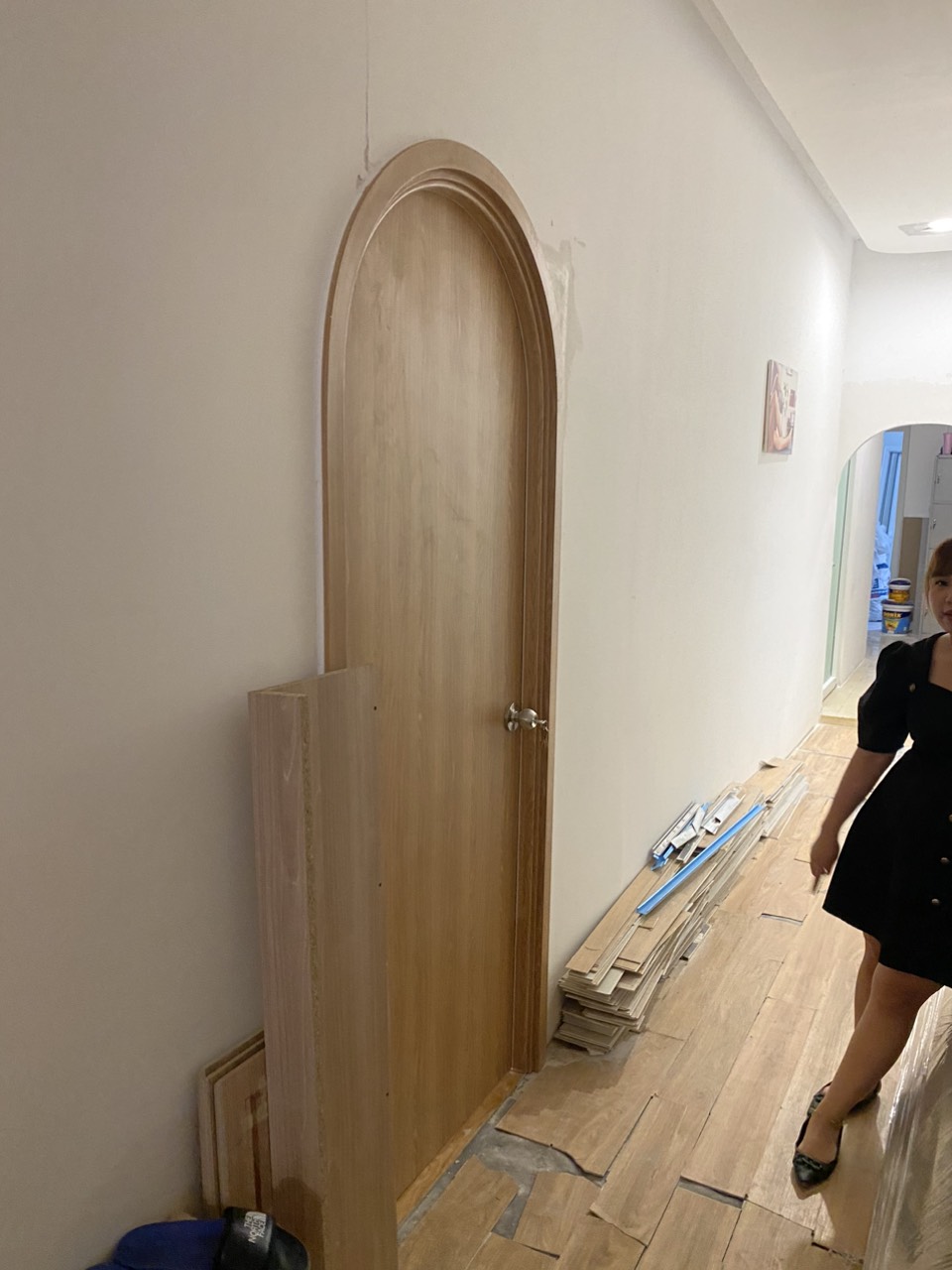 Hoàn thiện cửa vòm nhựa composite phủ da tại Quận 9