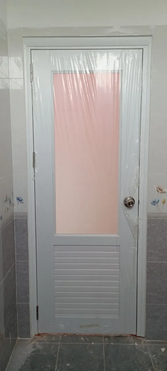 cua-nhua-dai-loan-tai-phu-nhuan