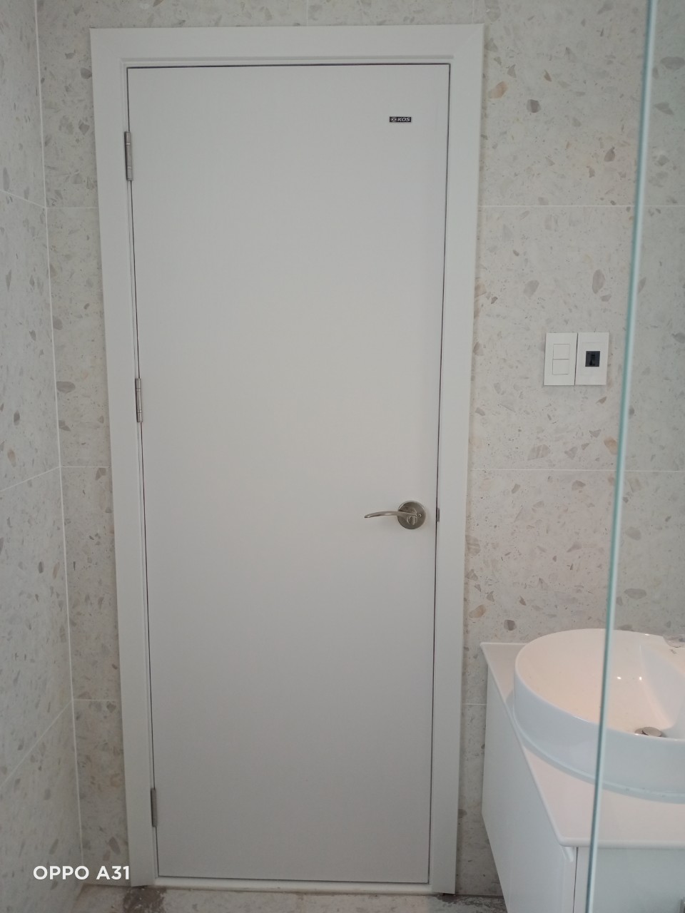 cua-nhua-abs-han-quoc-cho-nha-ve-sinh