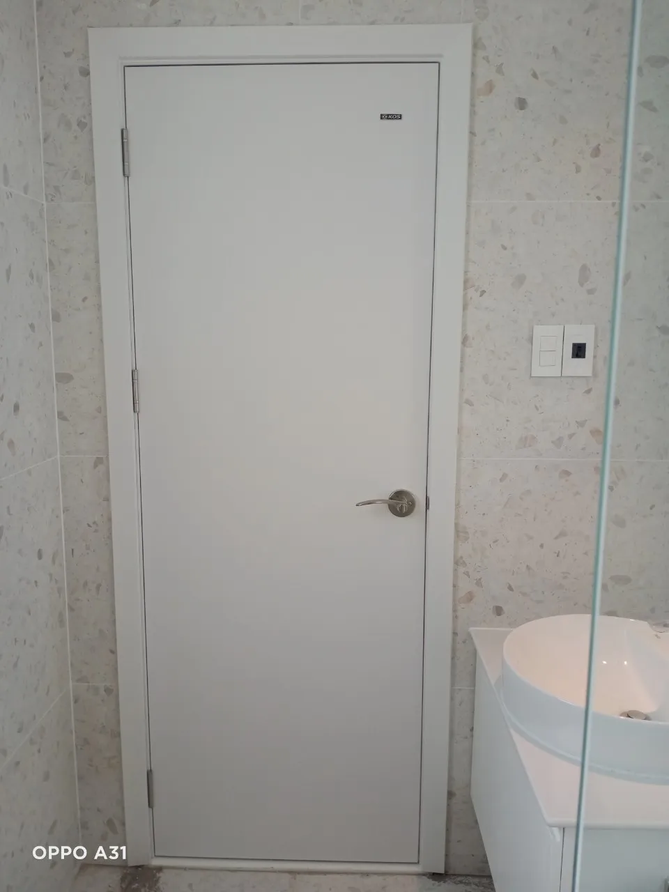 cua-nhua-abs-han-quoc-cho-nha-ve-sinh