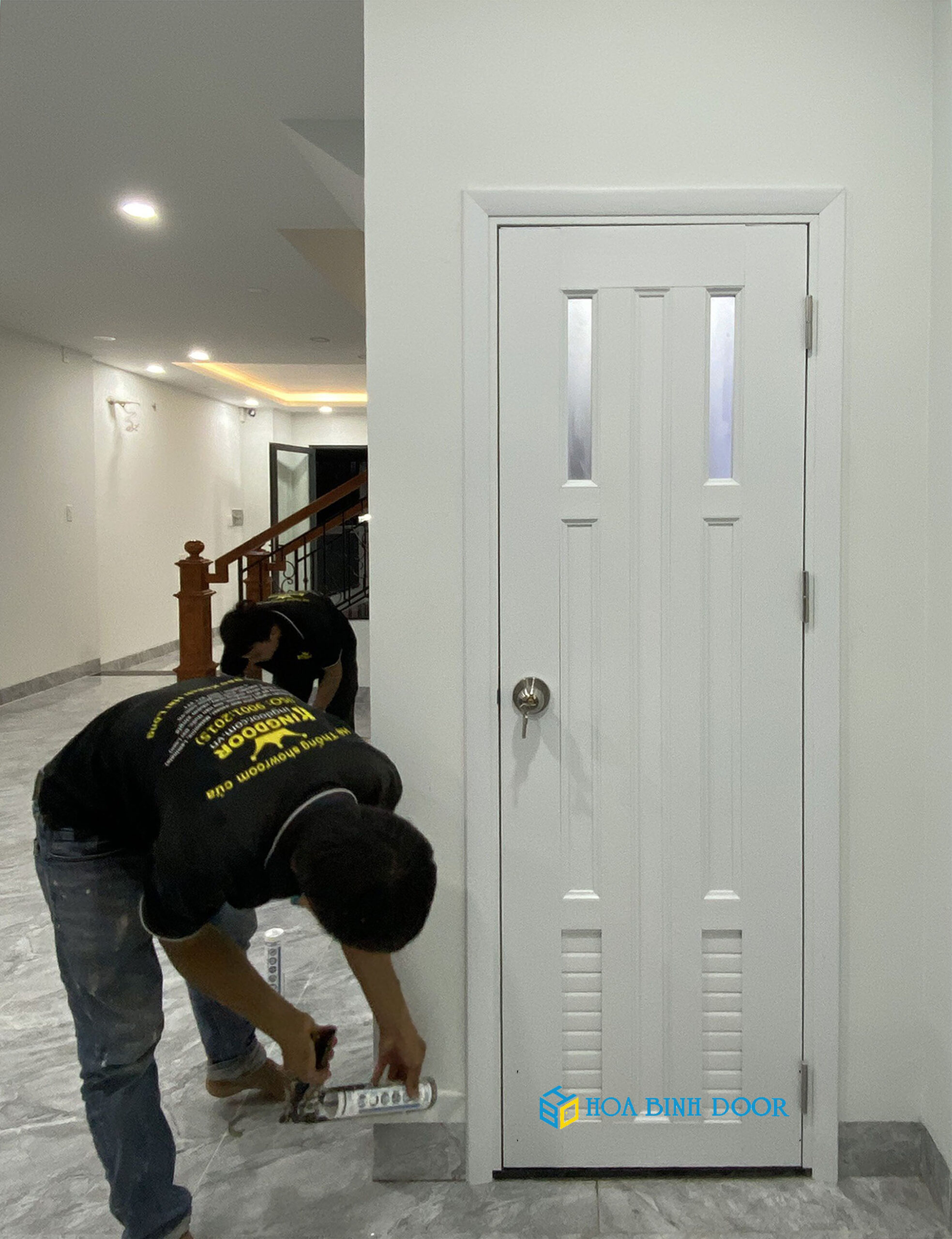 cua-nhua-dai-loan-ghep-thanh-cho-nha-ve-sinh