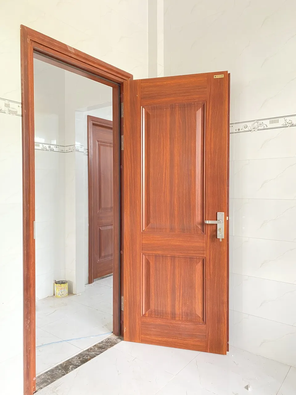 Hoàn thiện cửa thép vân gỗ 1 cánh tại Lâm Đồng