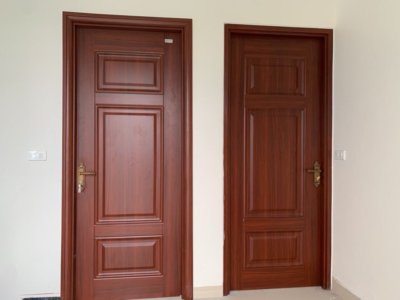 Hoàn thiện công trình cửa thép vân gỗ 1 cánh
