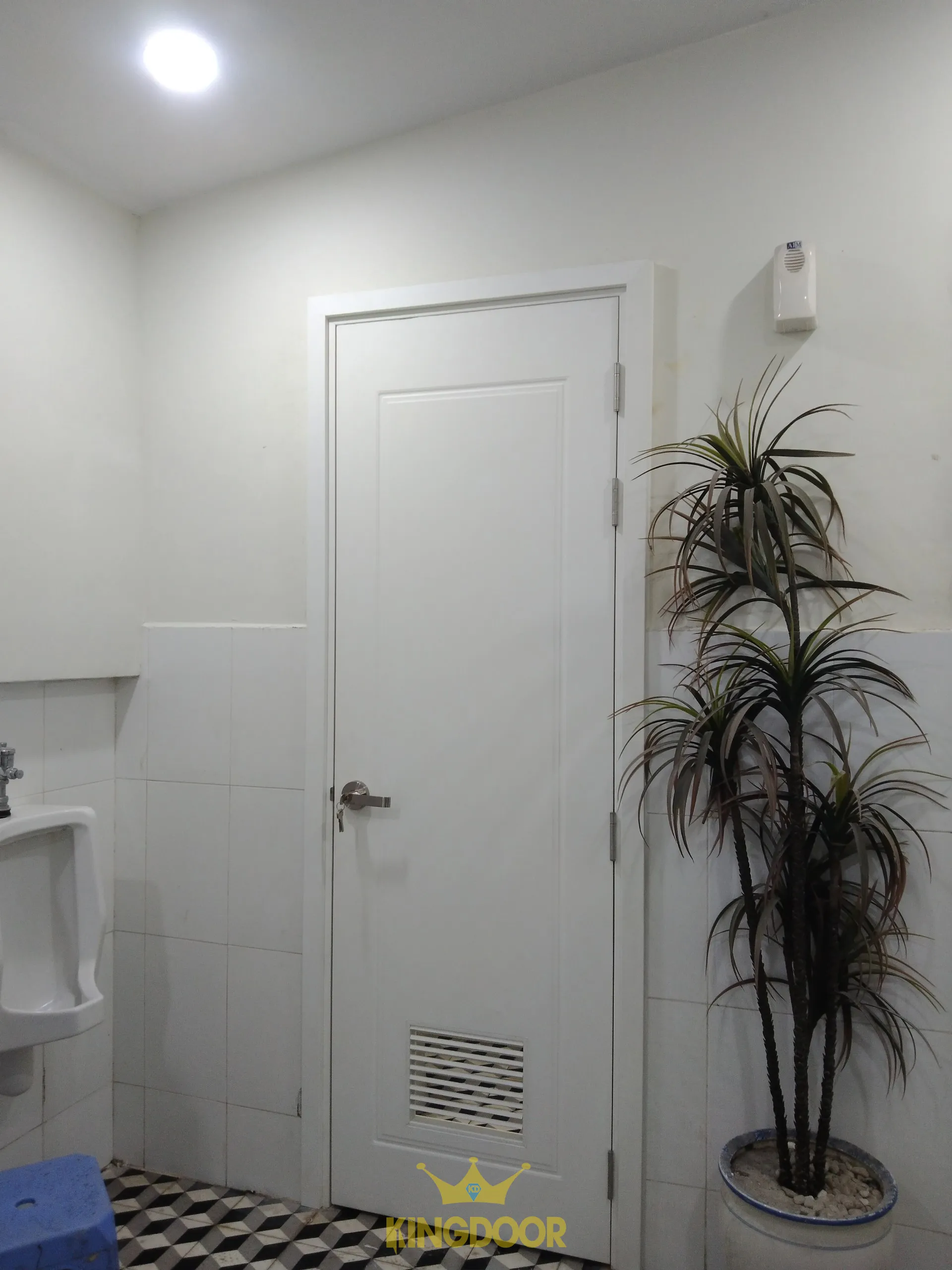 cua-nhua-compoiste-tai-quan 1