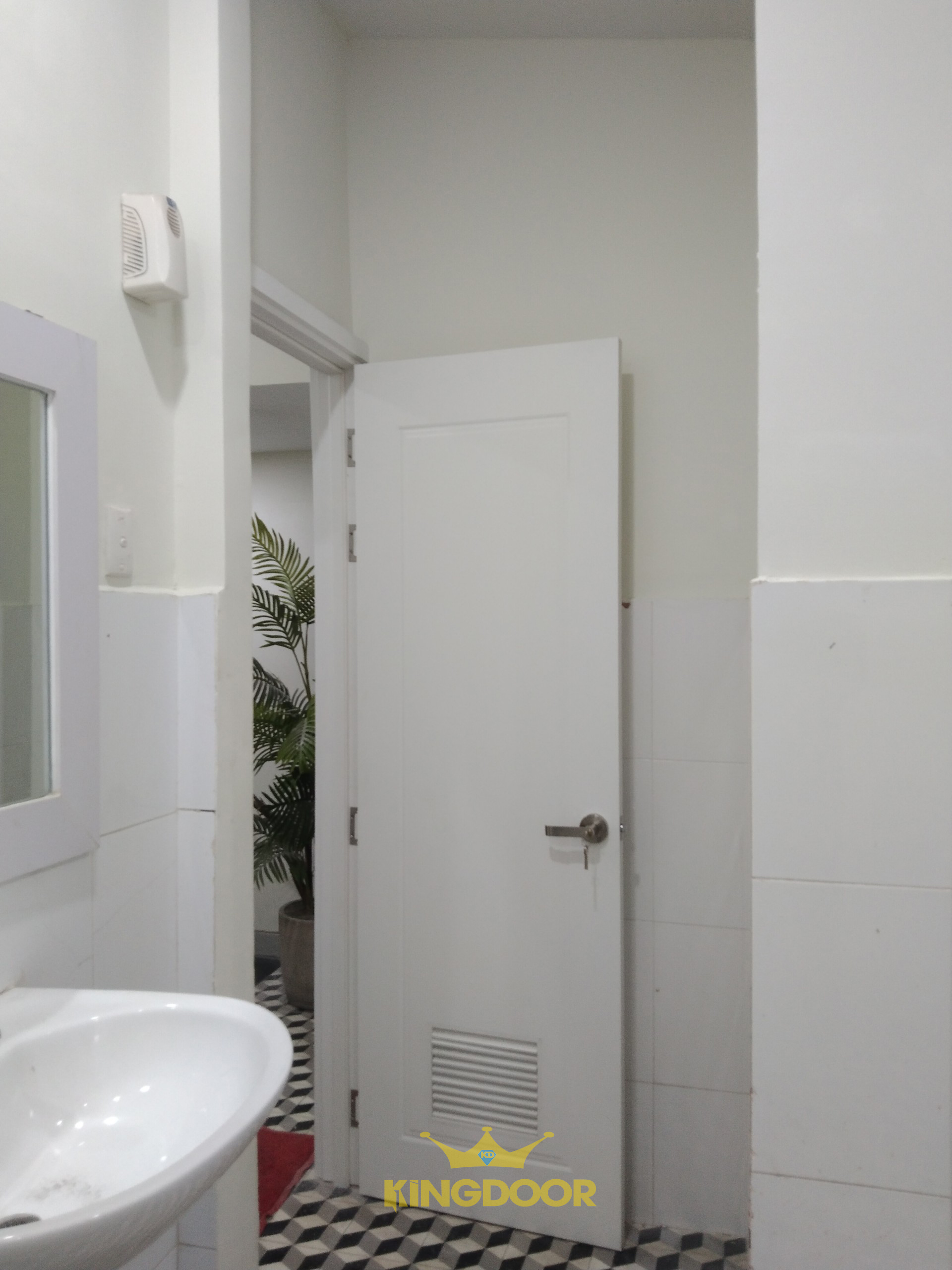 cua-nhua-compoiste-tai-quan 1