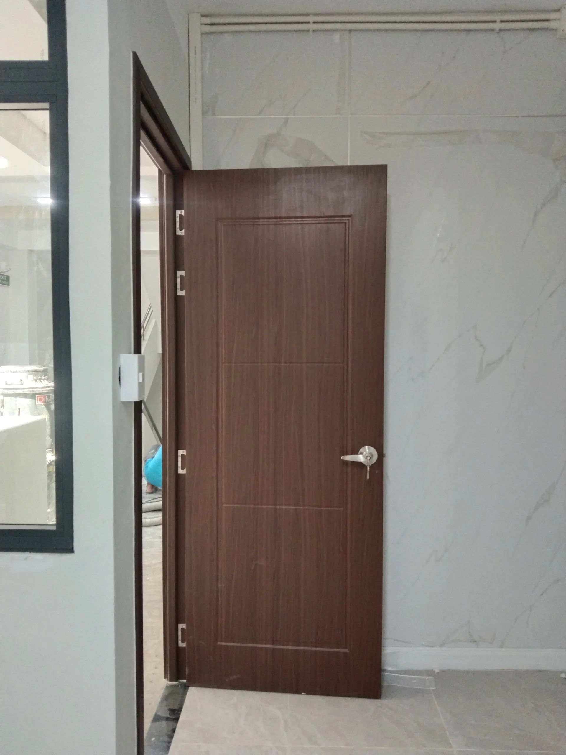 cua-nhua-compoiste-tai-quan 1