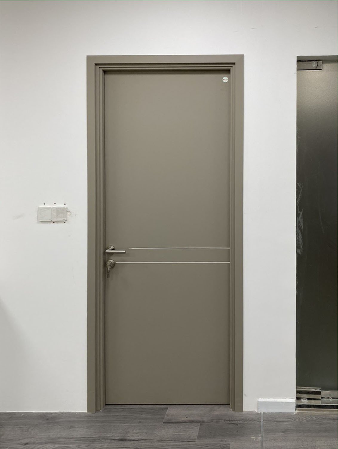 cua-nhua-composite-phu-da