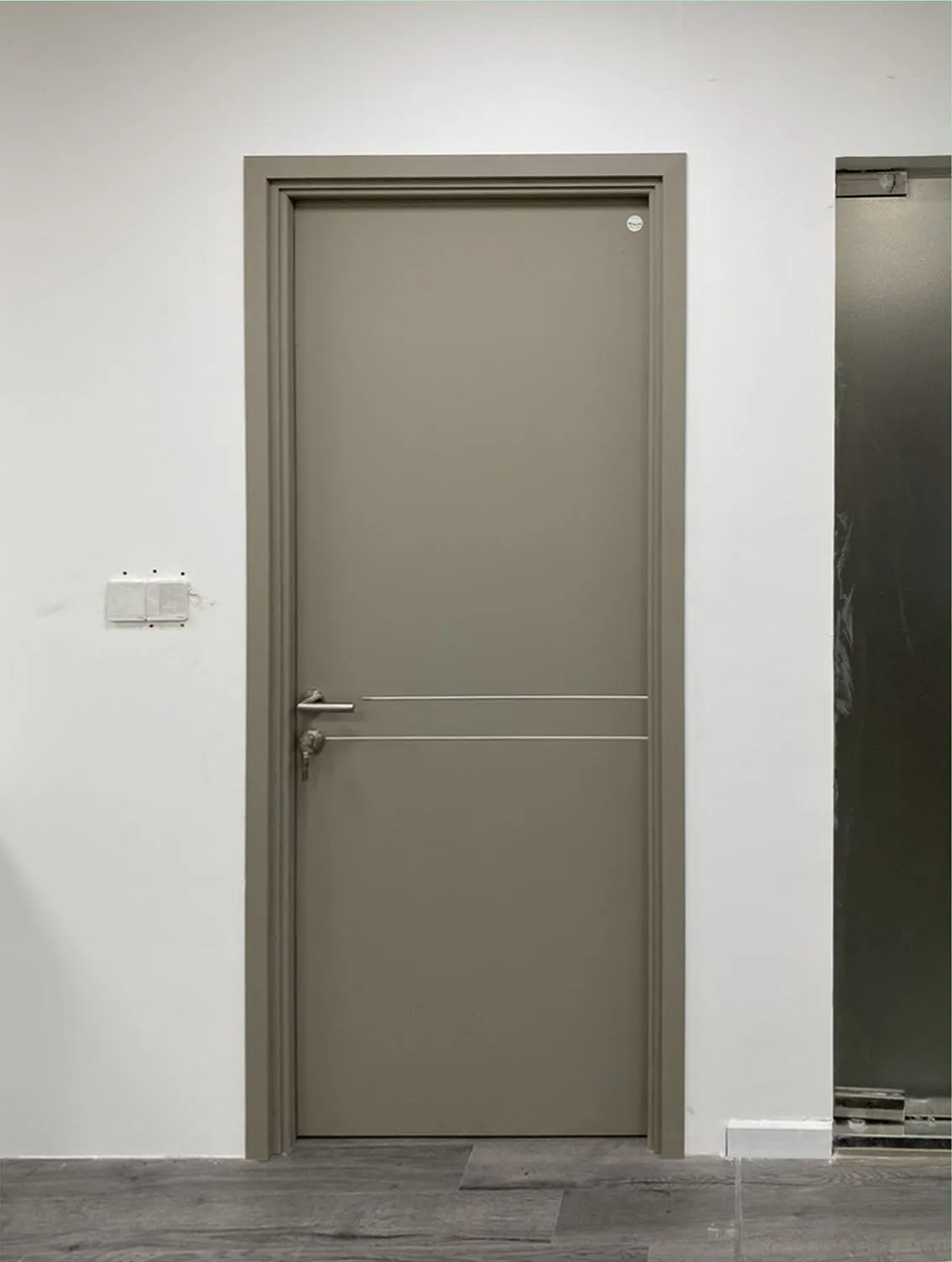 cua-nhua-composite-phu-da