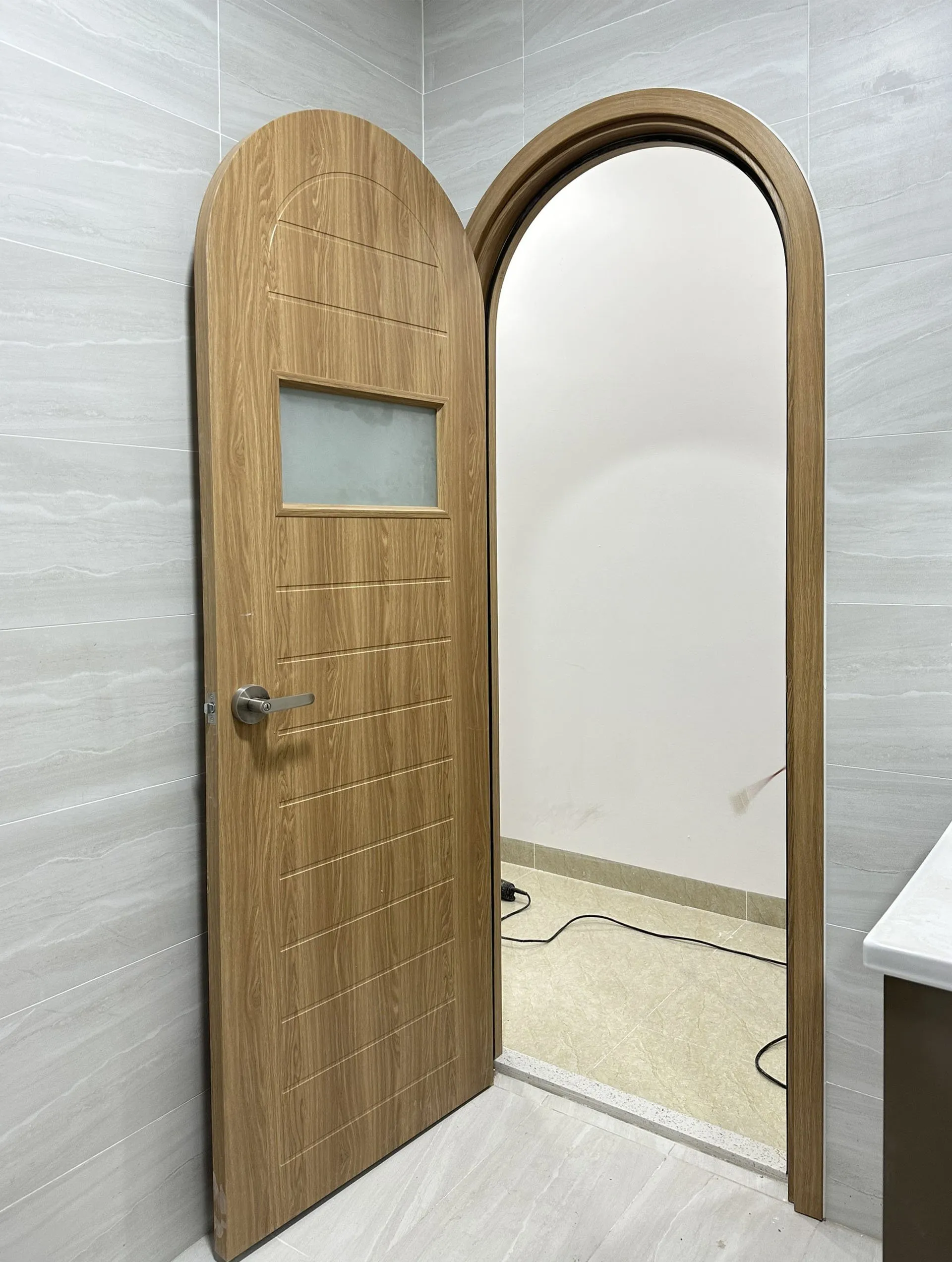 cua-vom-nhua-composite