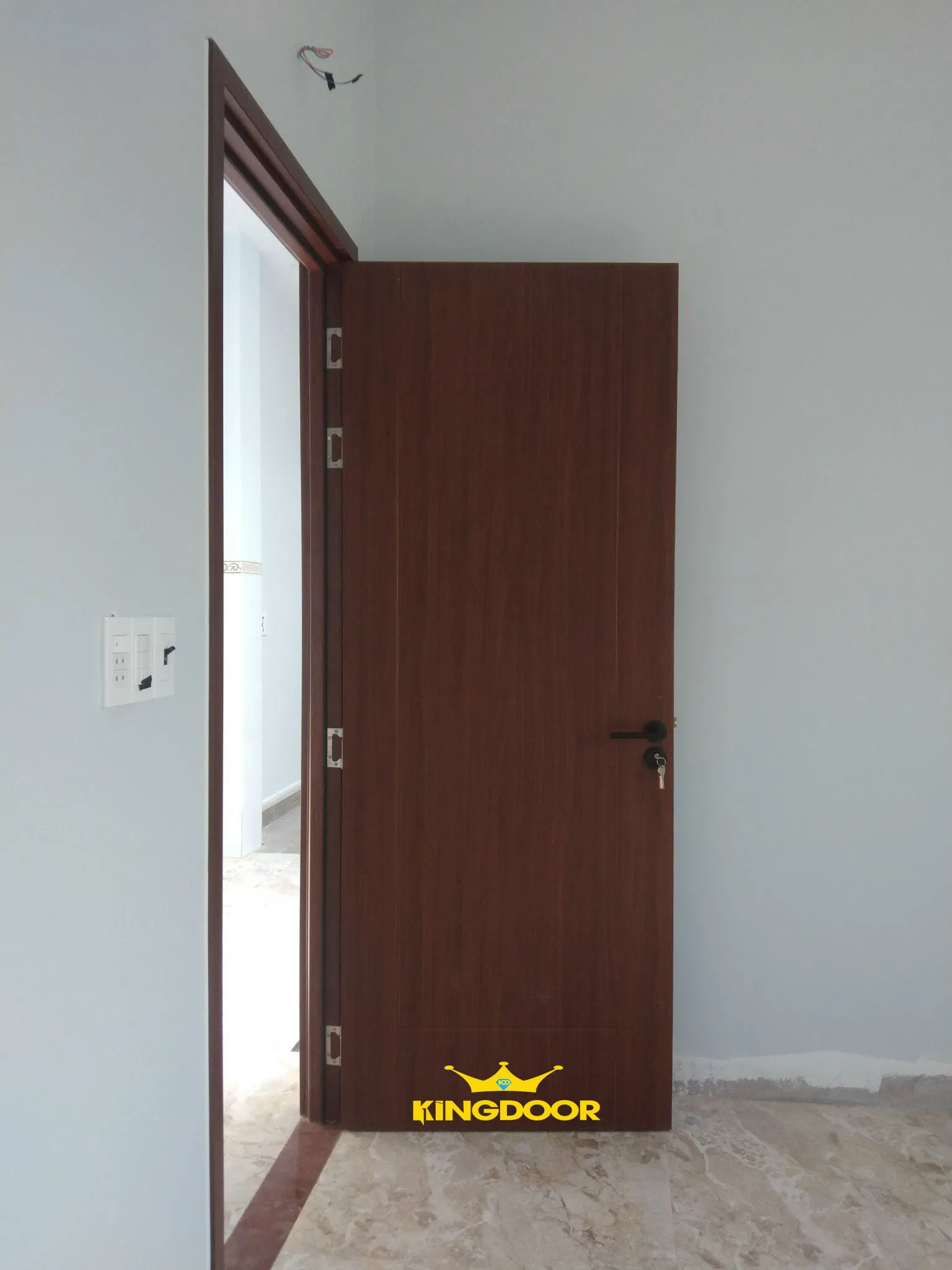 cua-nhua-composite-tai-lam-dong