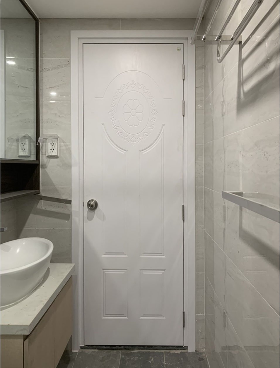 cua-nhua-composite-tai-lam-dong