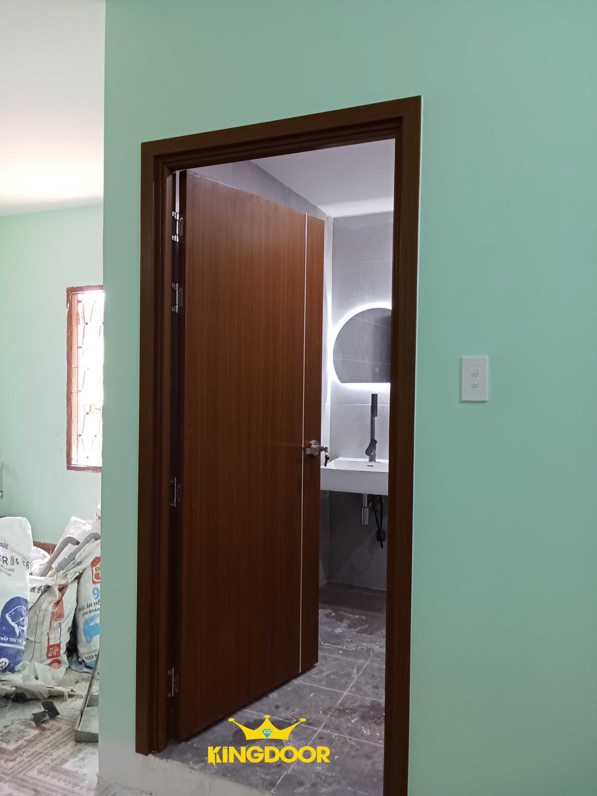 cua-nhua-composite-tai-tay-ninh