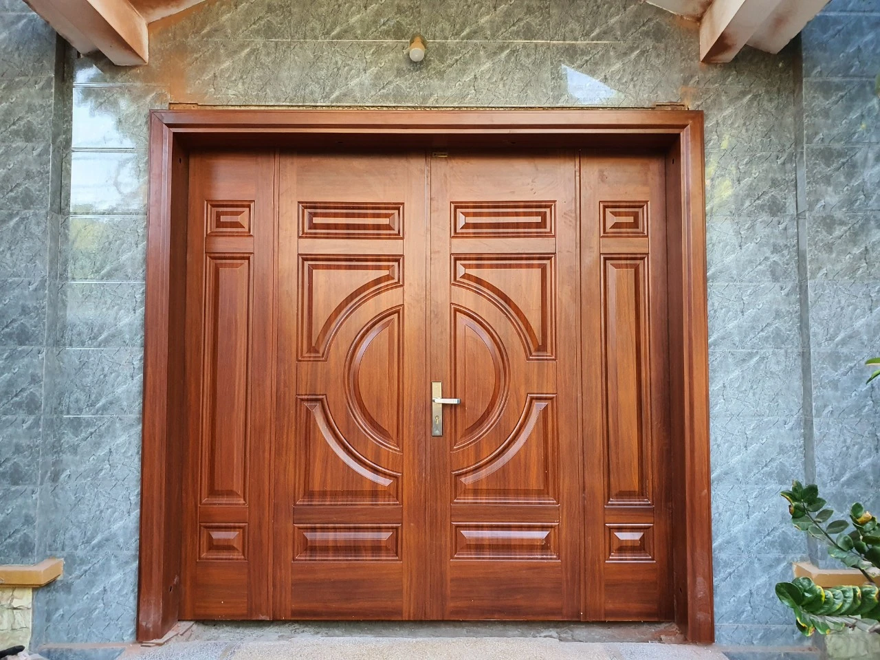 Cửa thép vân gỗ tại Khánh Hòa