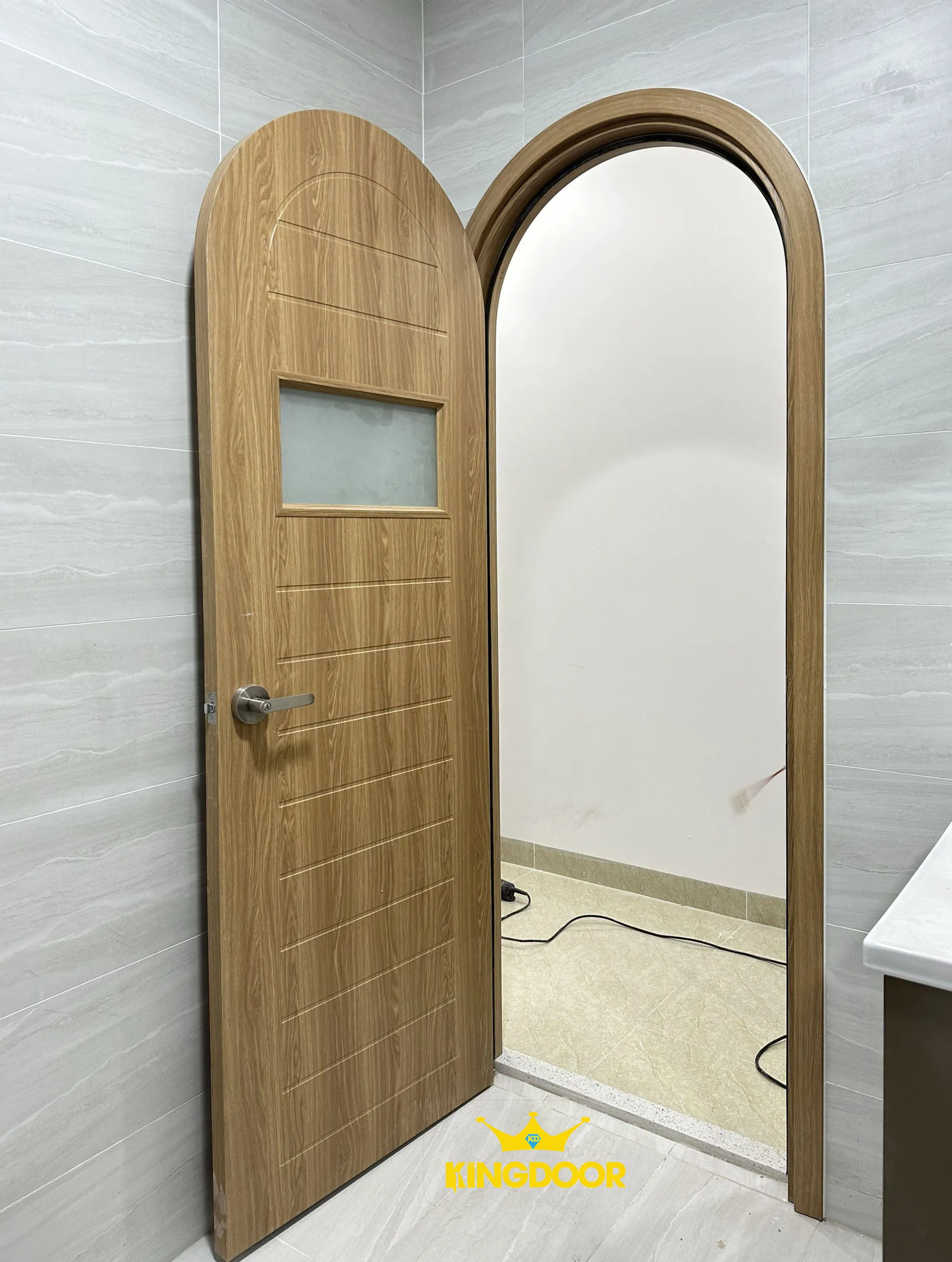 cua-vom-nhua-composite-tai-tan-uyen