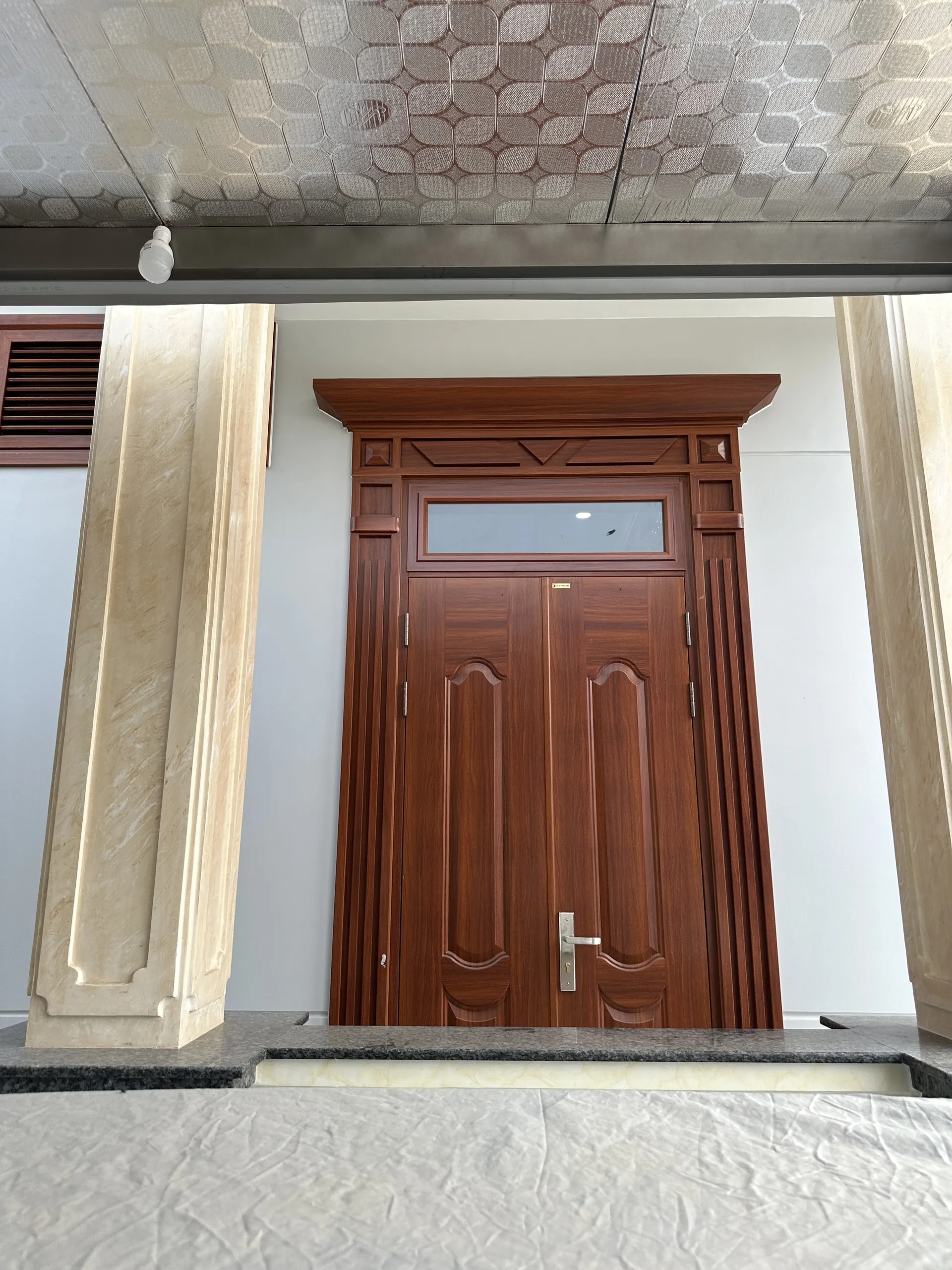 cua-thep-van-go-2-canh-deu-luxury