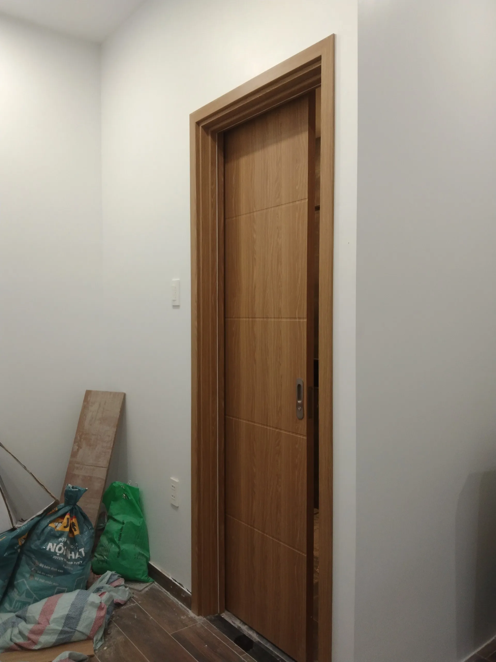 cua-lua-nhua-composite