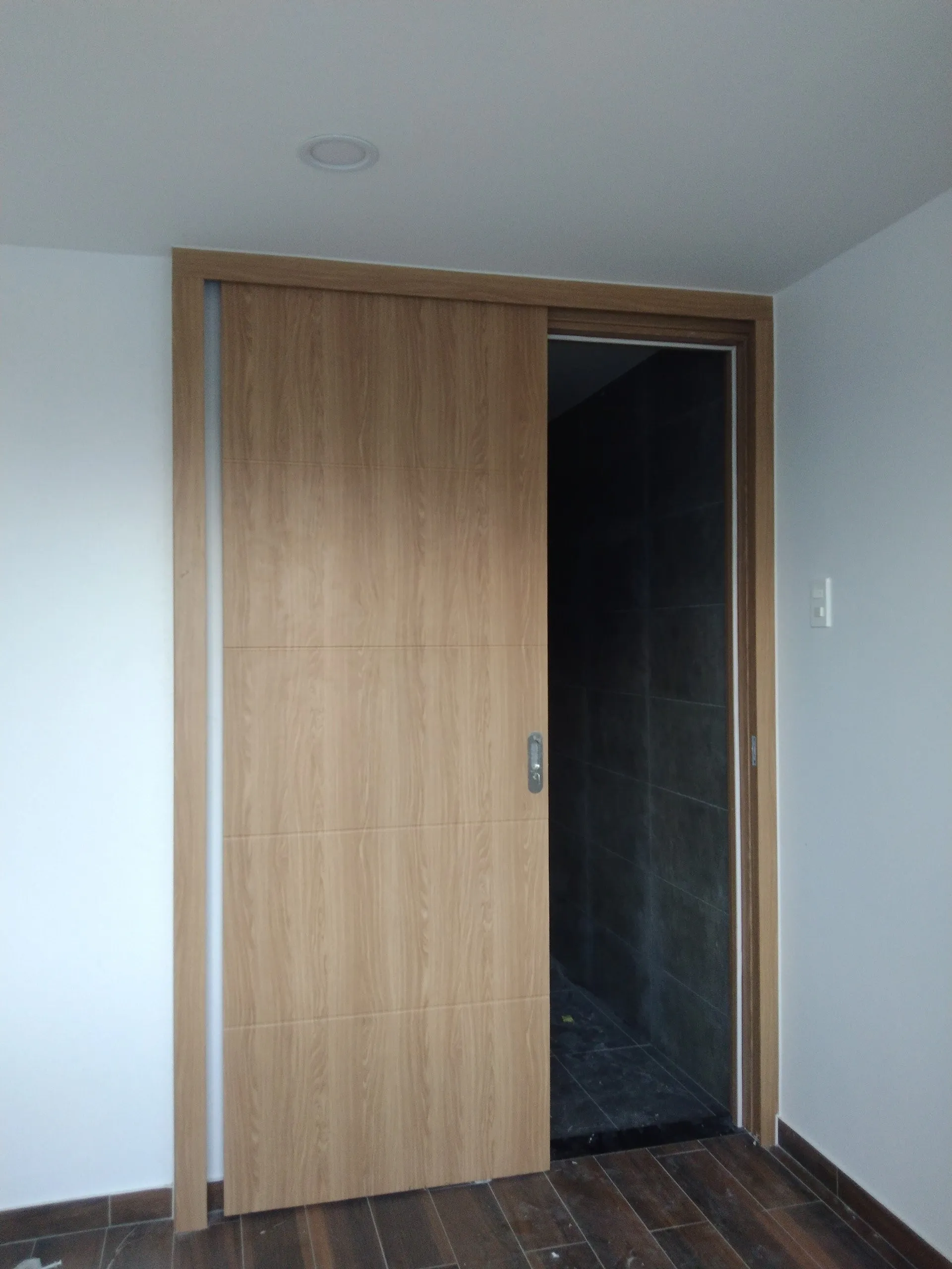 cua-lua-nhua-composite