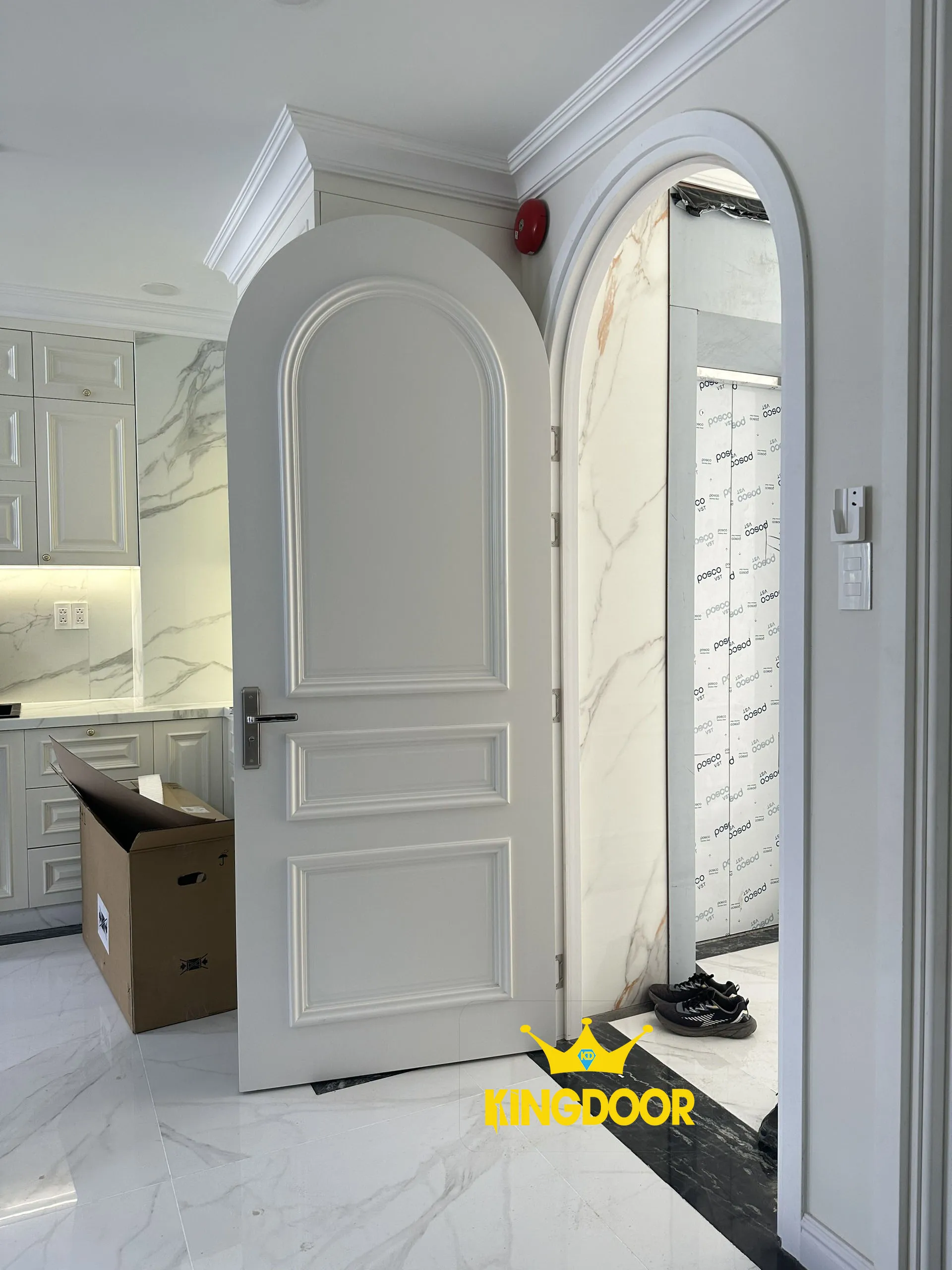 cua-vom-nhua-composite-tan-co-dien