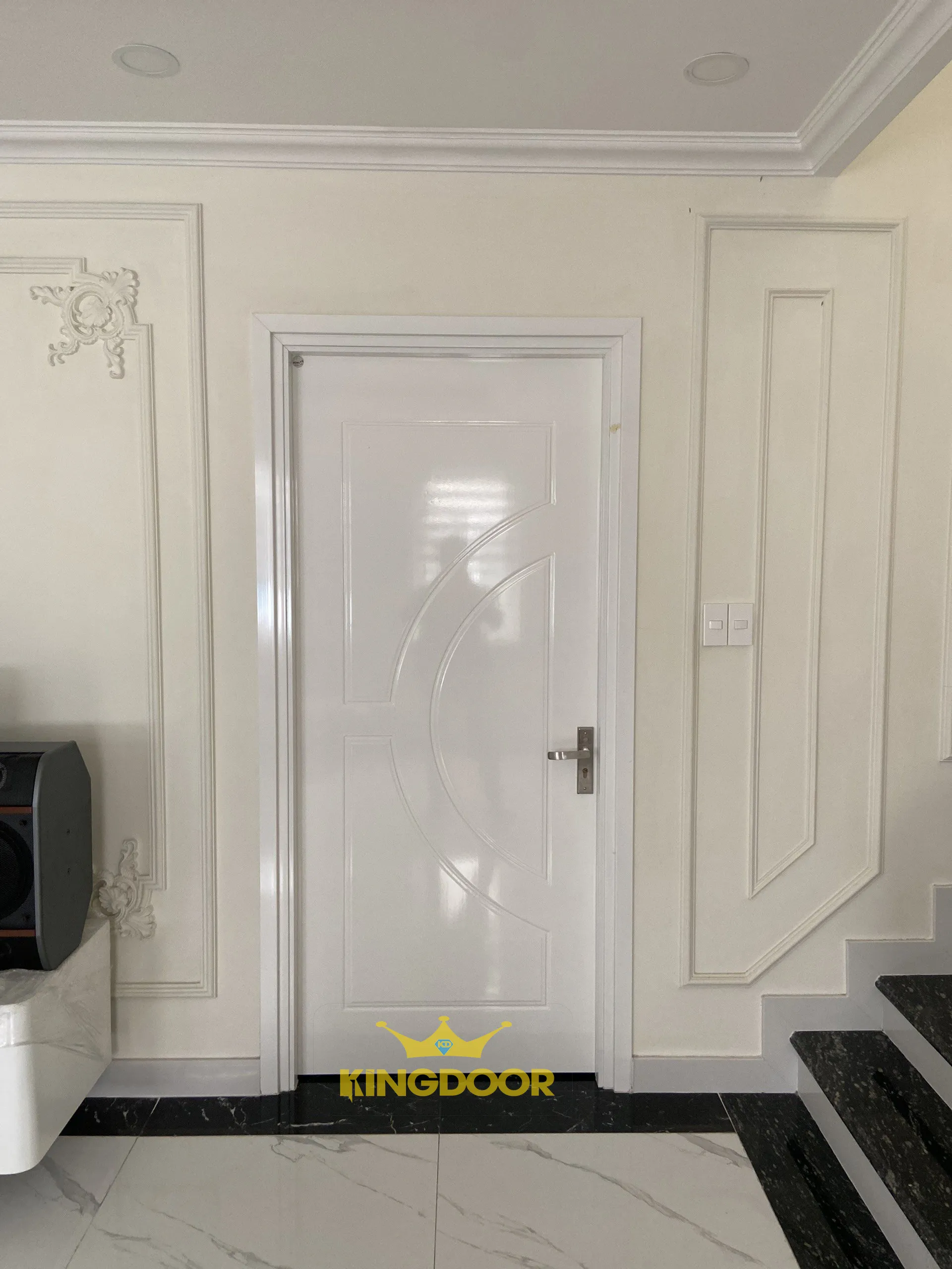 cua-nhua-composite-tai-quan-9