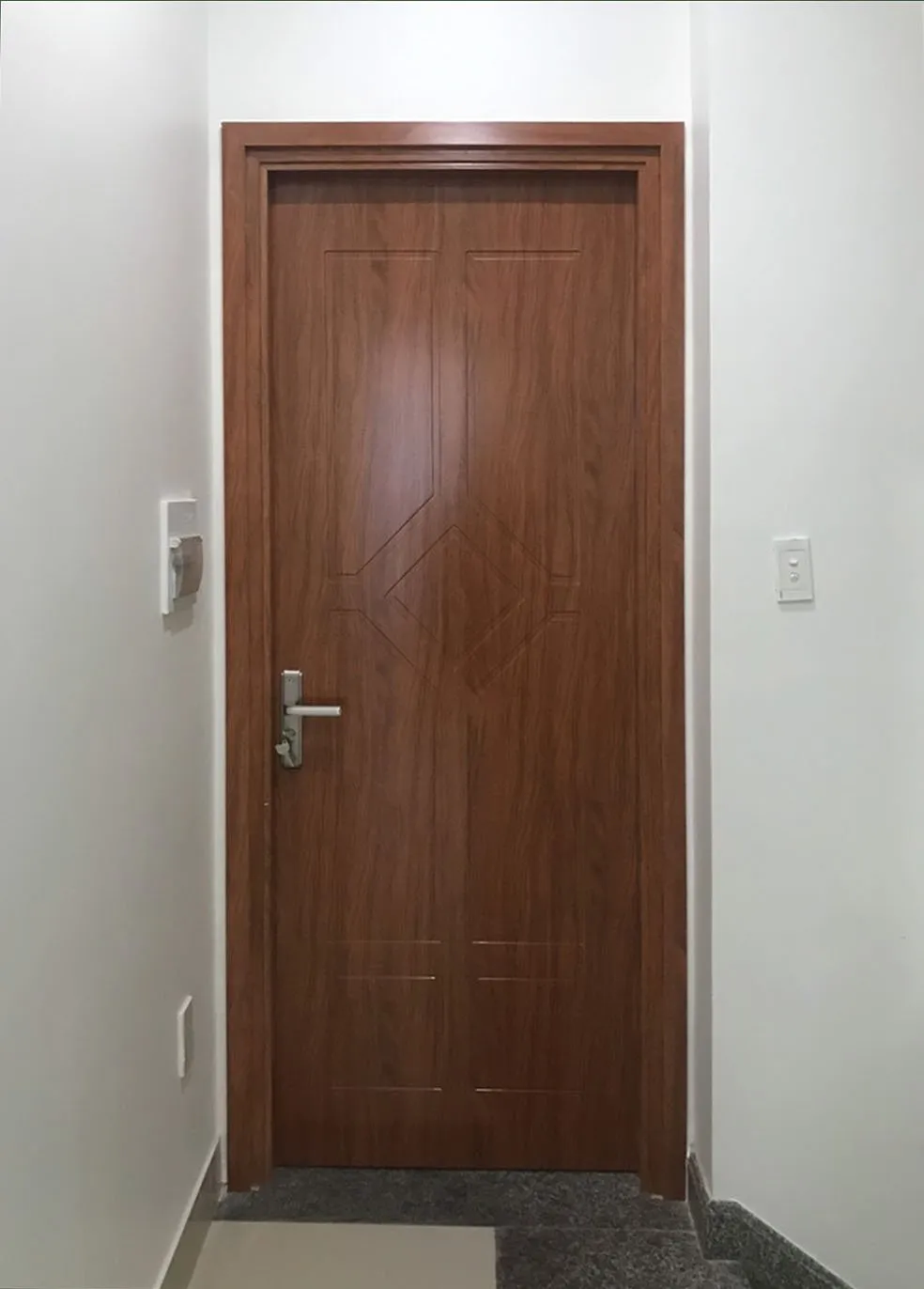 cua-nhua-composite-tai-quan-9