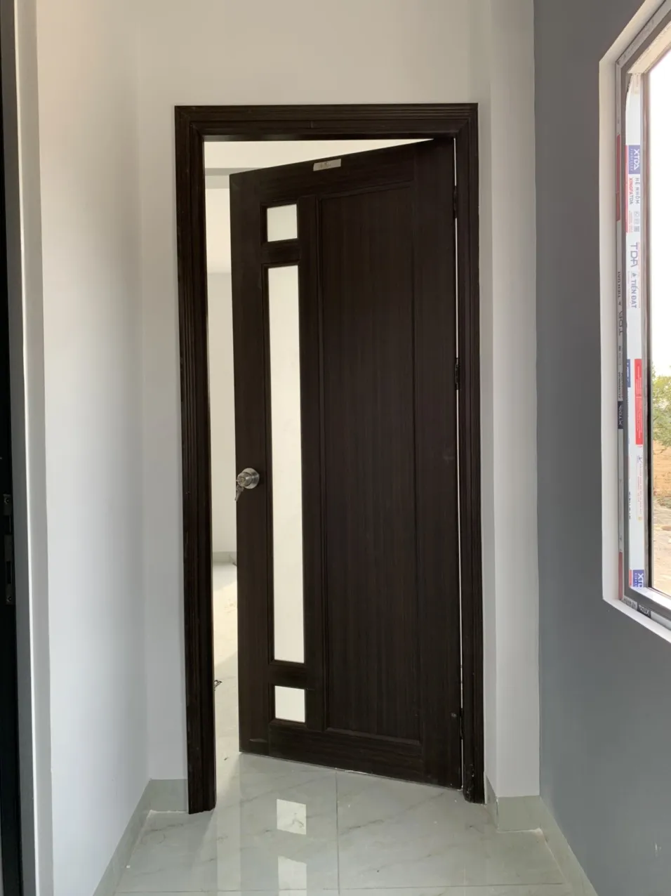 cua-nhua-dai-loan-di-an