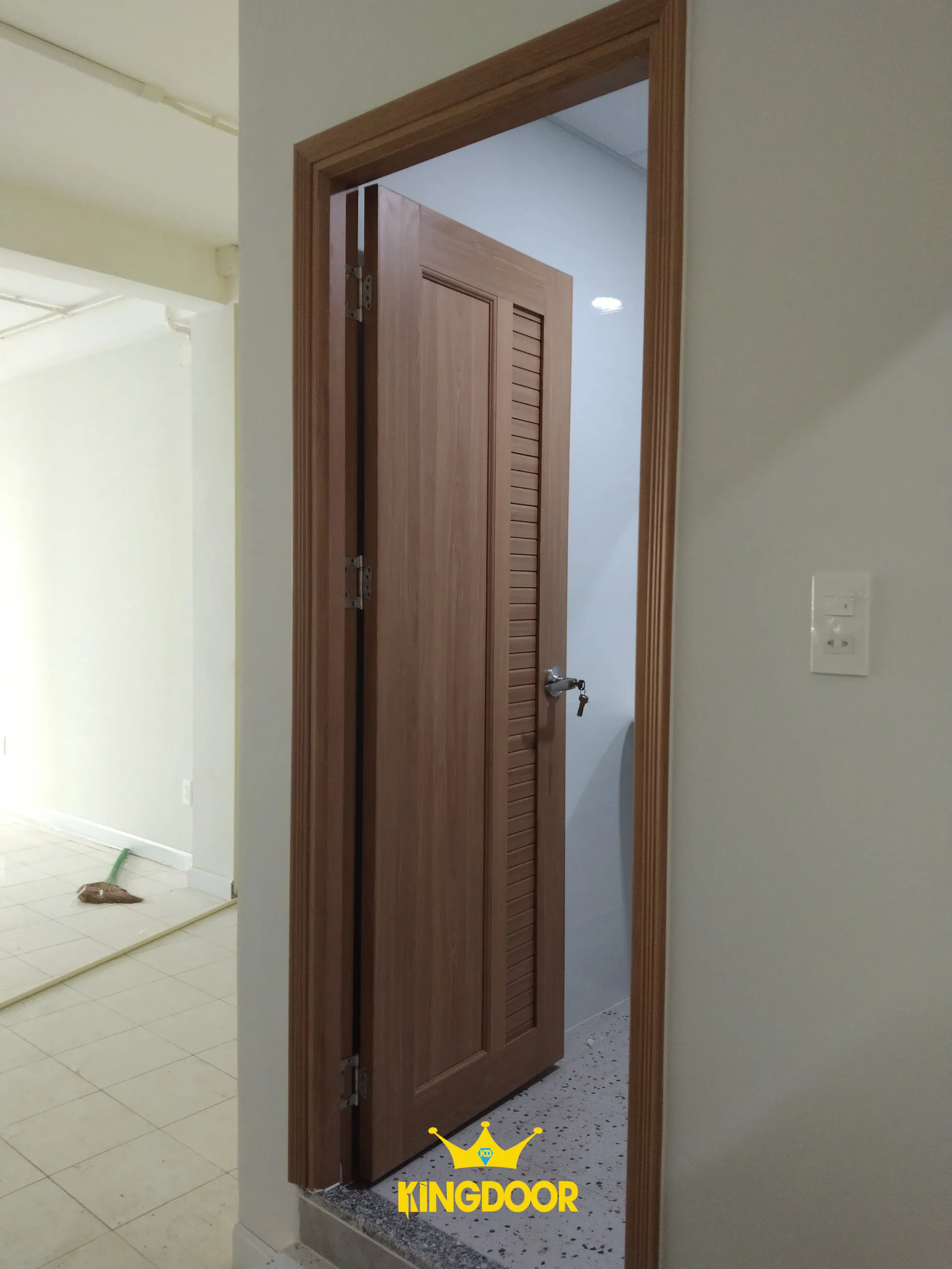 cua-nhua-dai-loan-tai-Di-An