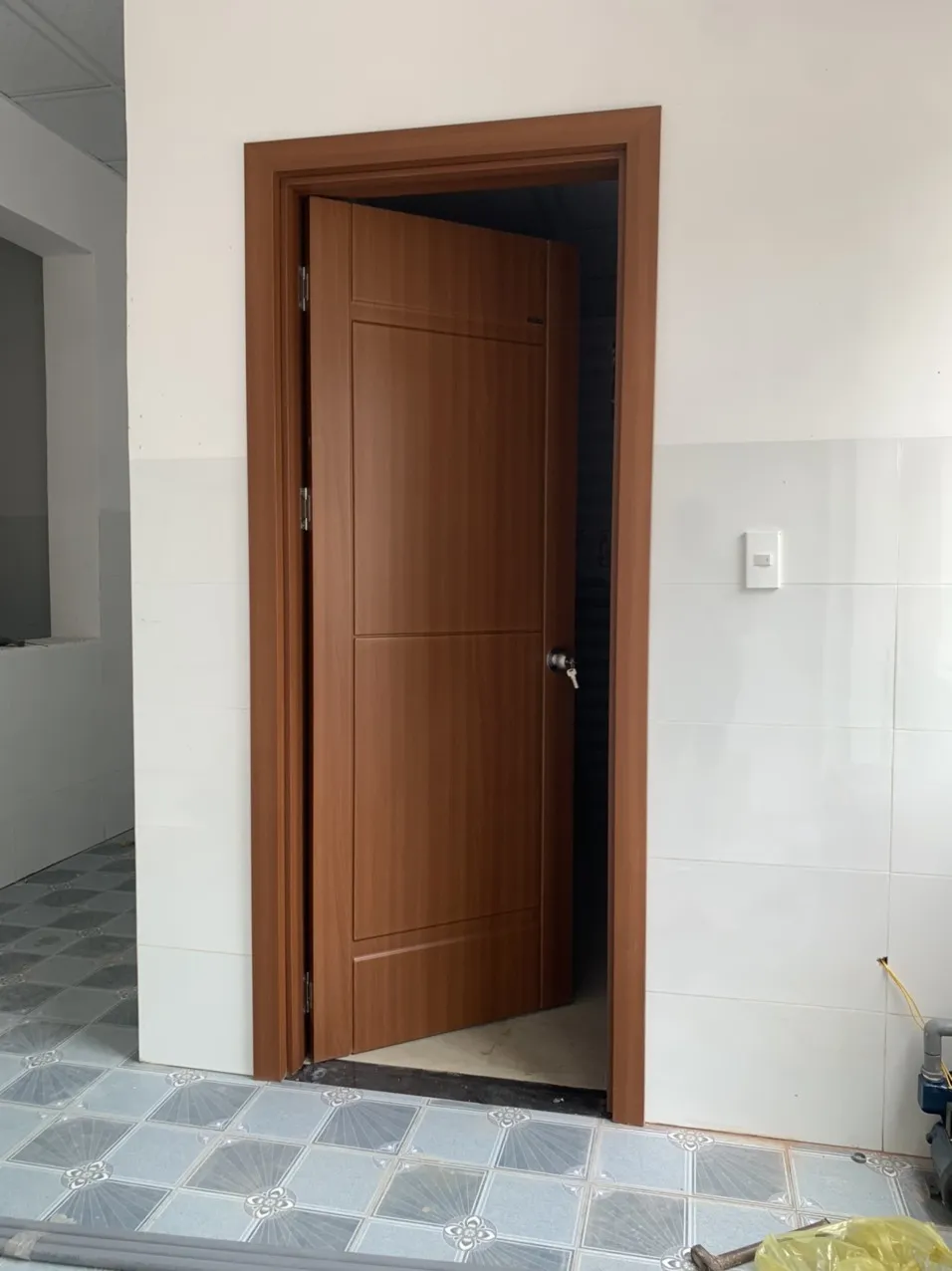 cua-nhua-abs-han-quoc-tai-ben-tre