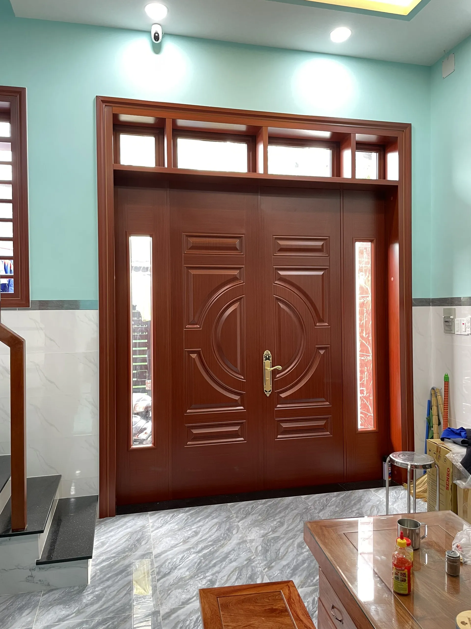 Cua-thep-van-go-tai-tan-phu