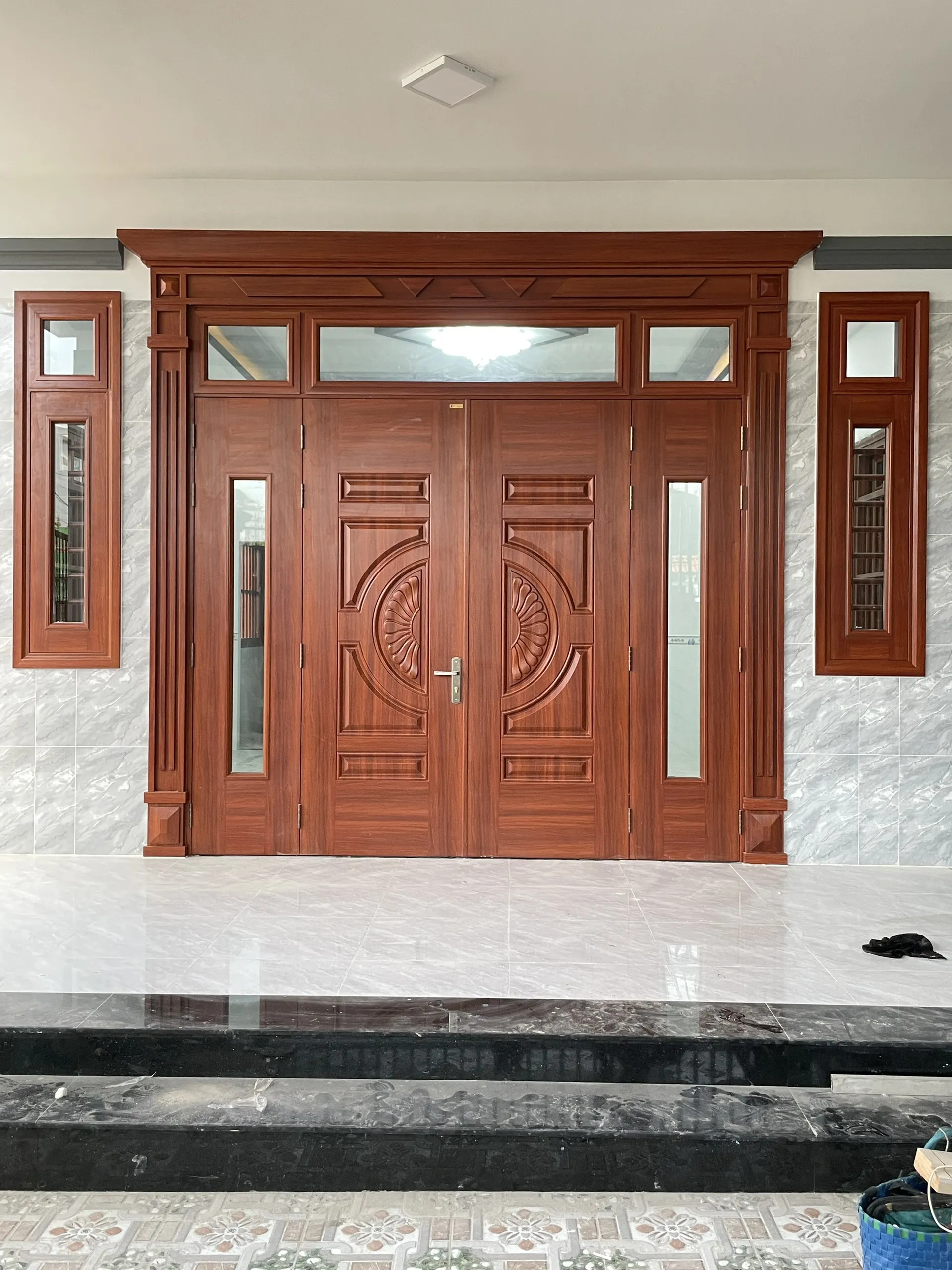 Cua-thep-van-go-tai-tan-phu