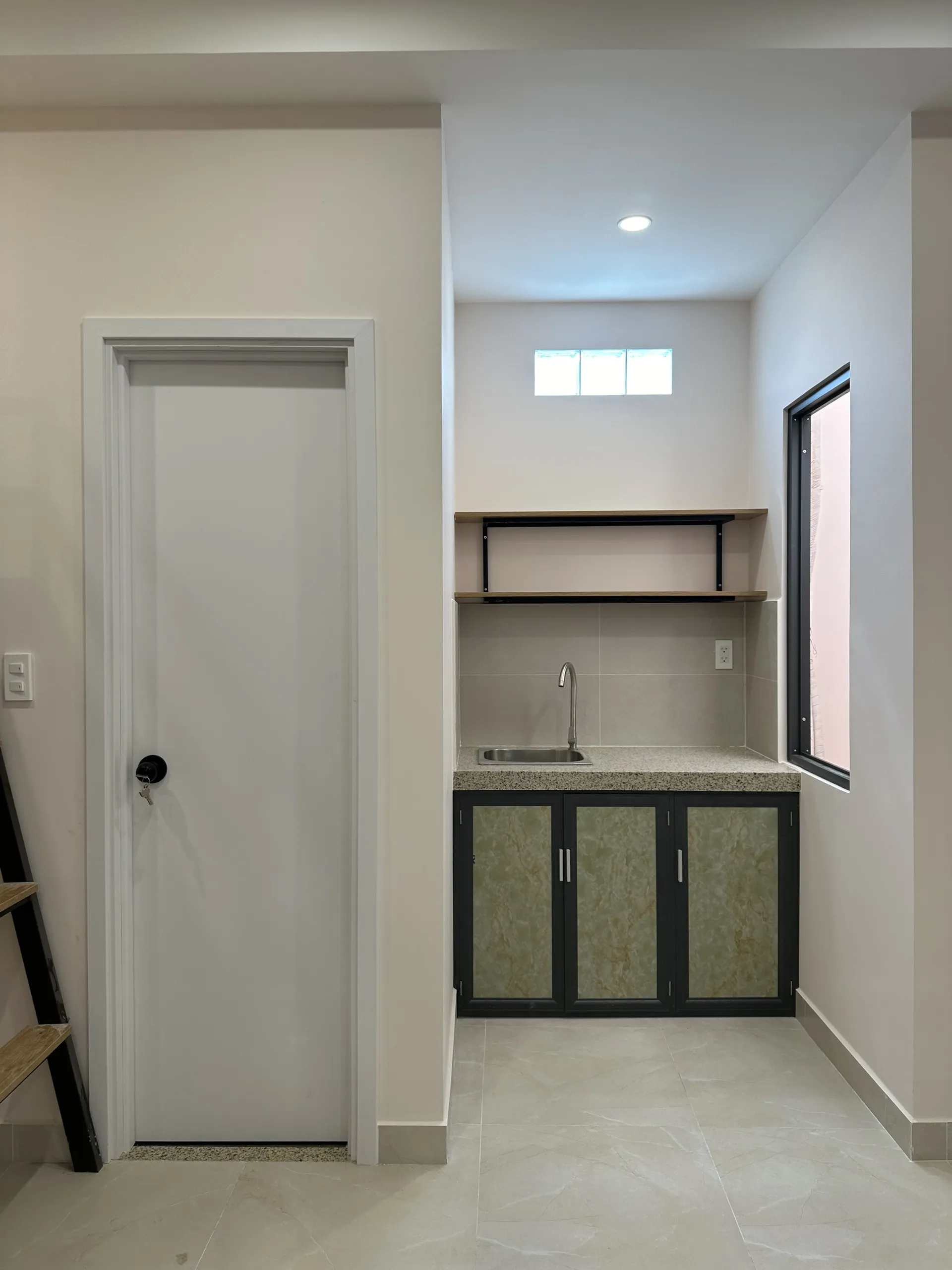 cua-nhua-composite-quan-12