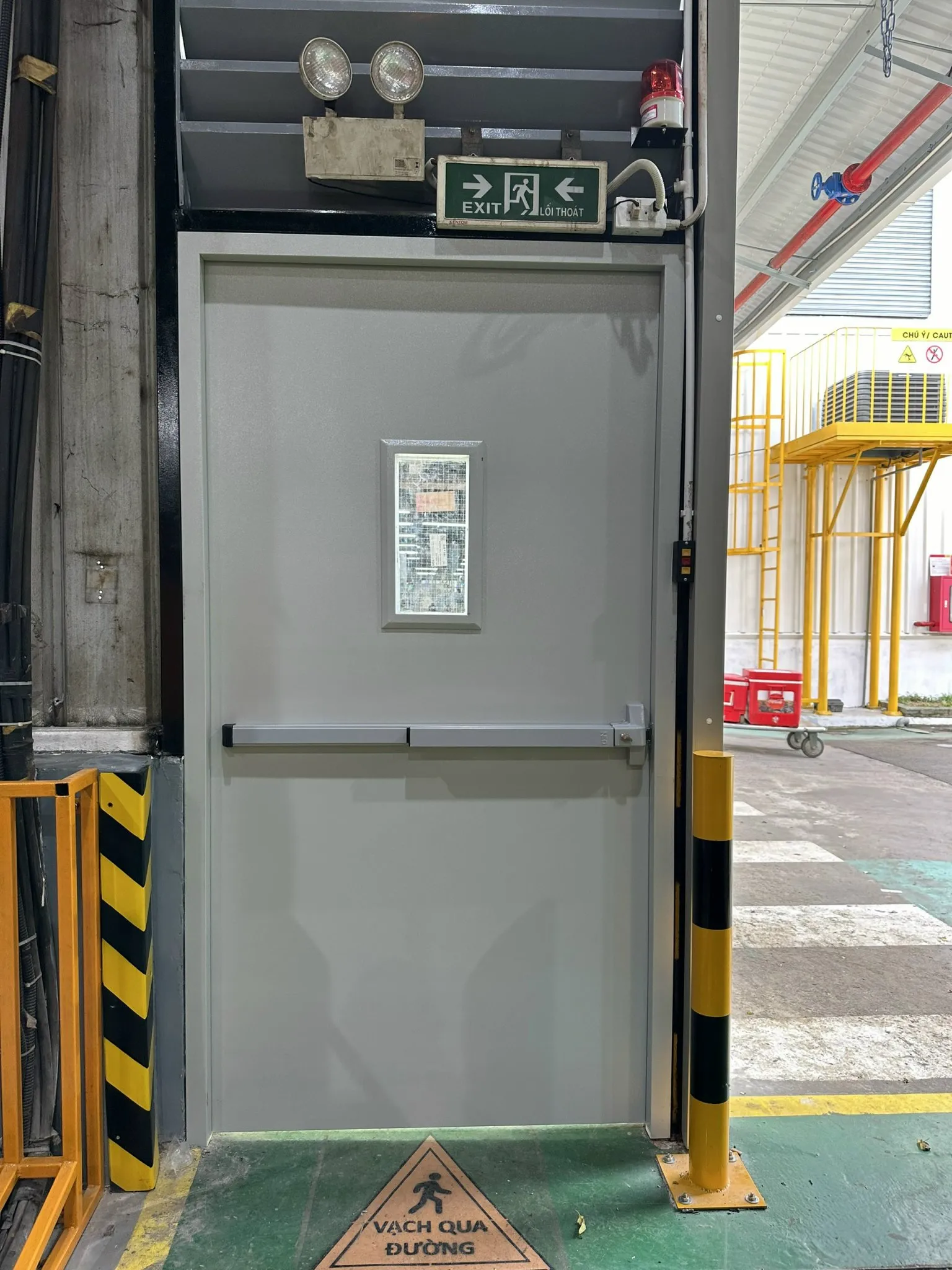 cua-thep-chong-chay-tai-tan-binh