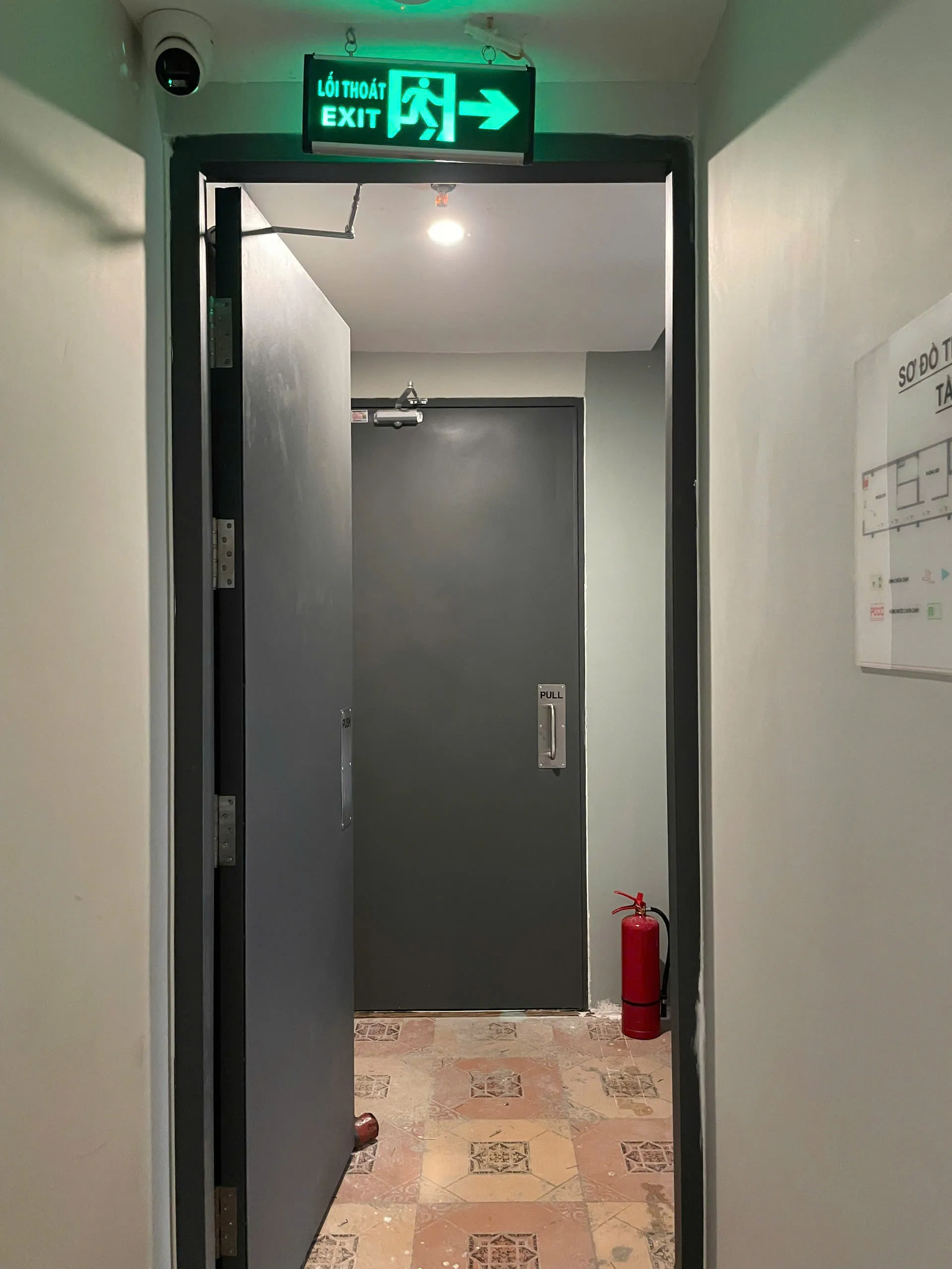 Cua-thep-chong-chay-tai-quan-5