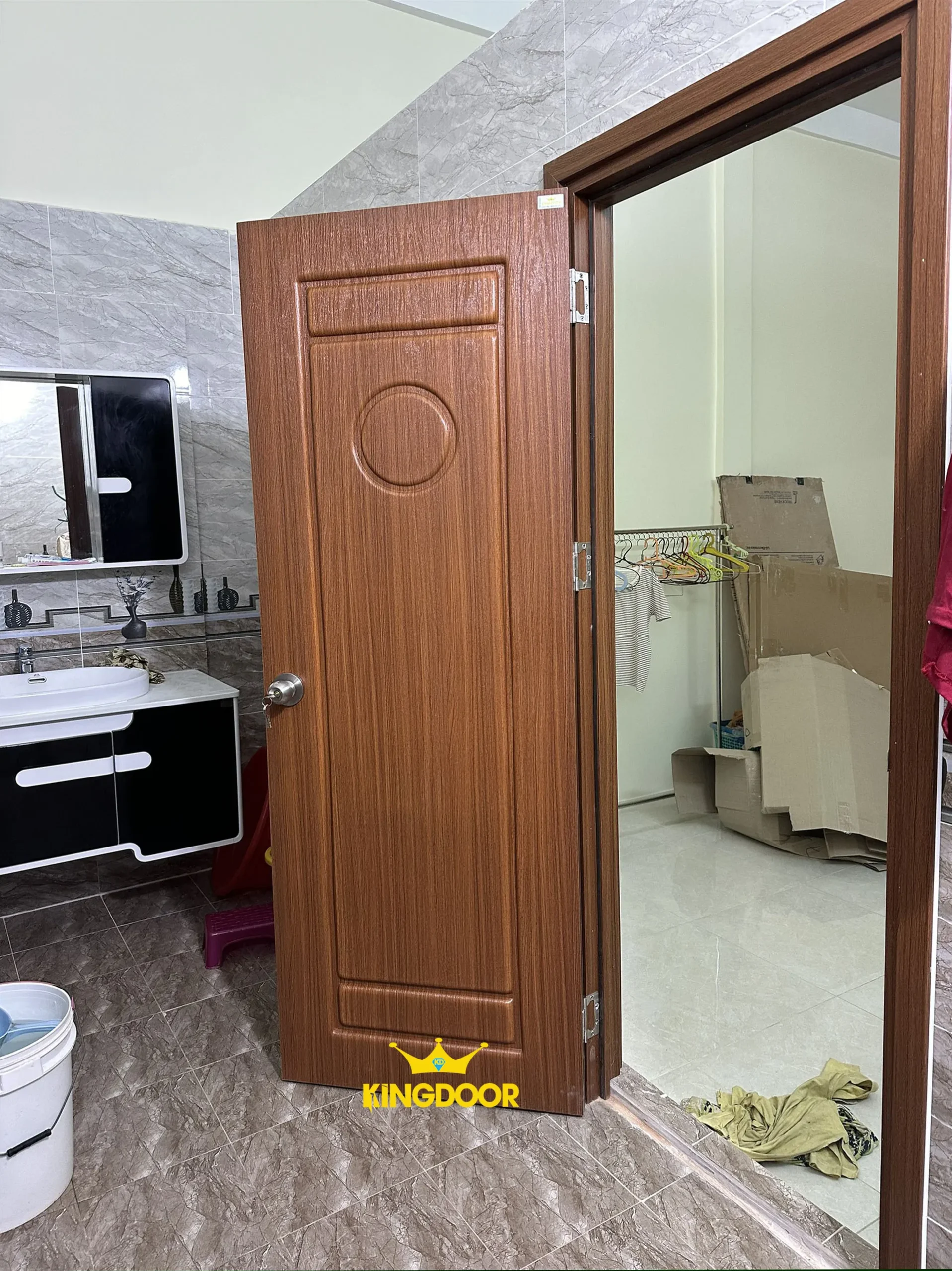 cua-nhua-dai-loan-tai-vinh-long