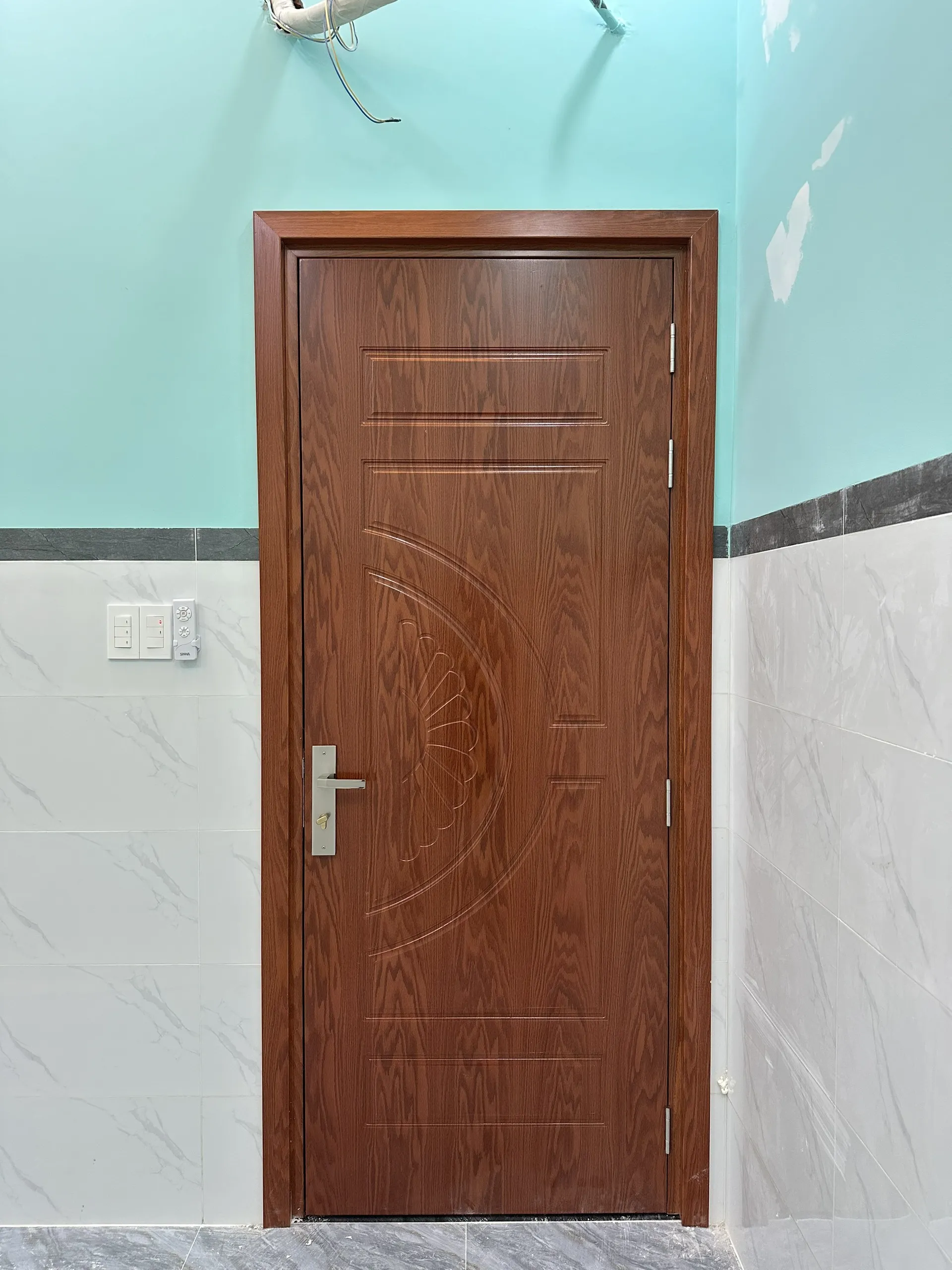 cua-nhua-composite-tai-quan-4