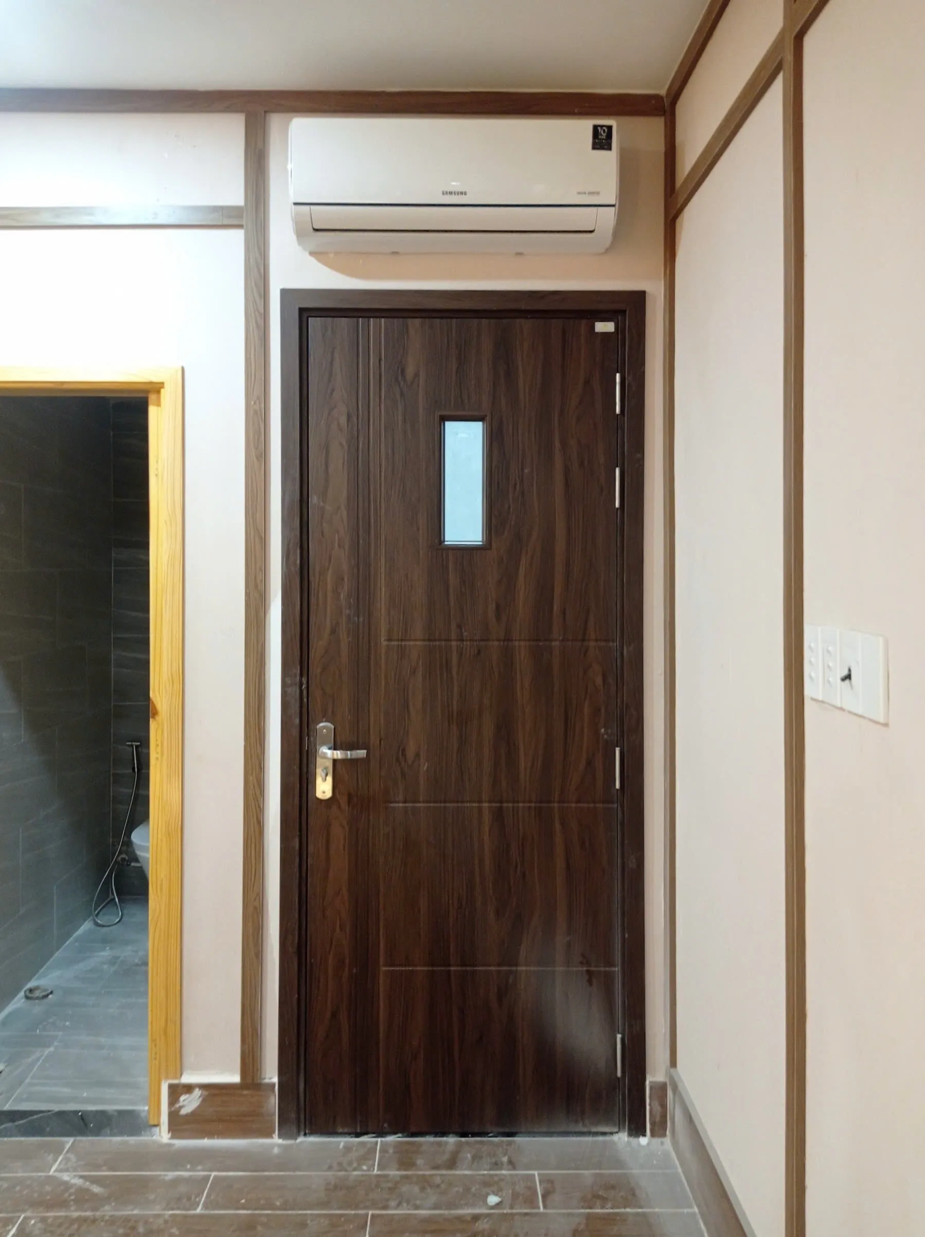 cua-nhua-composite-tai-quan-4