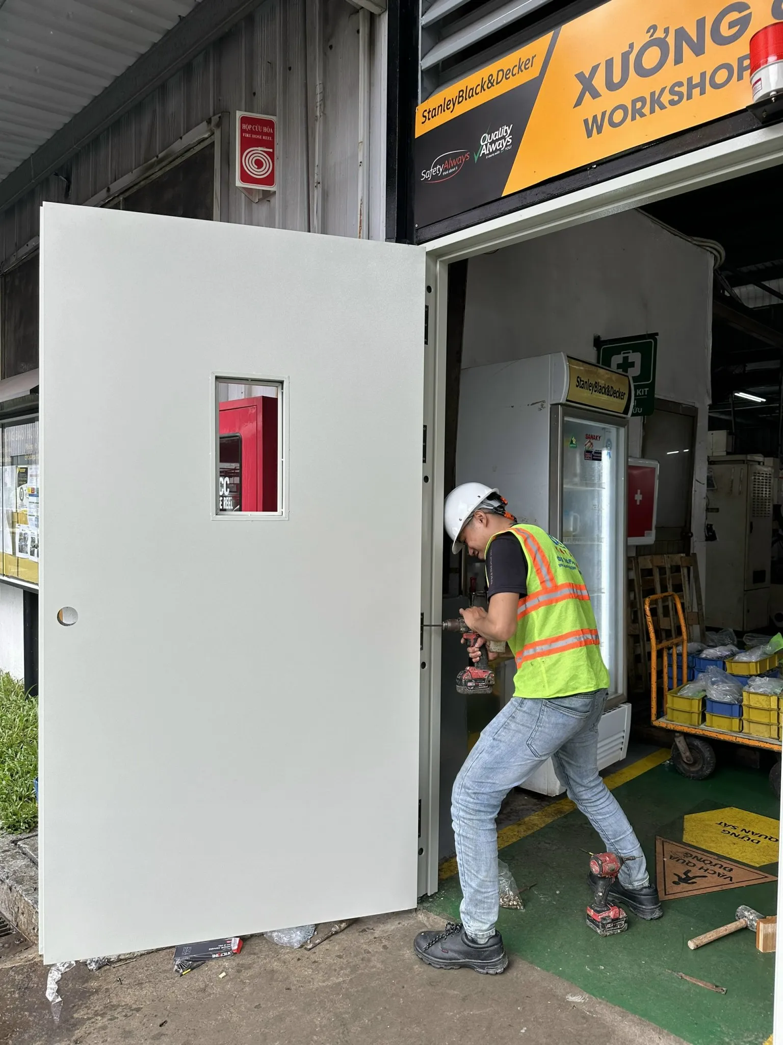 Cửa thép chống cháy sơn vân gỗ