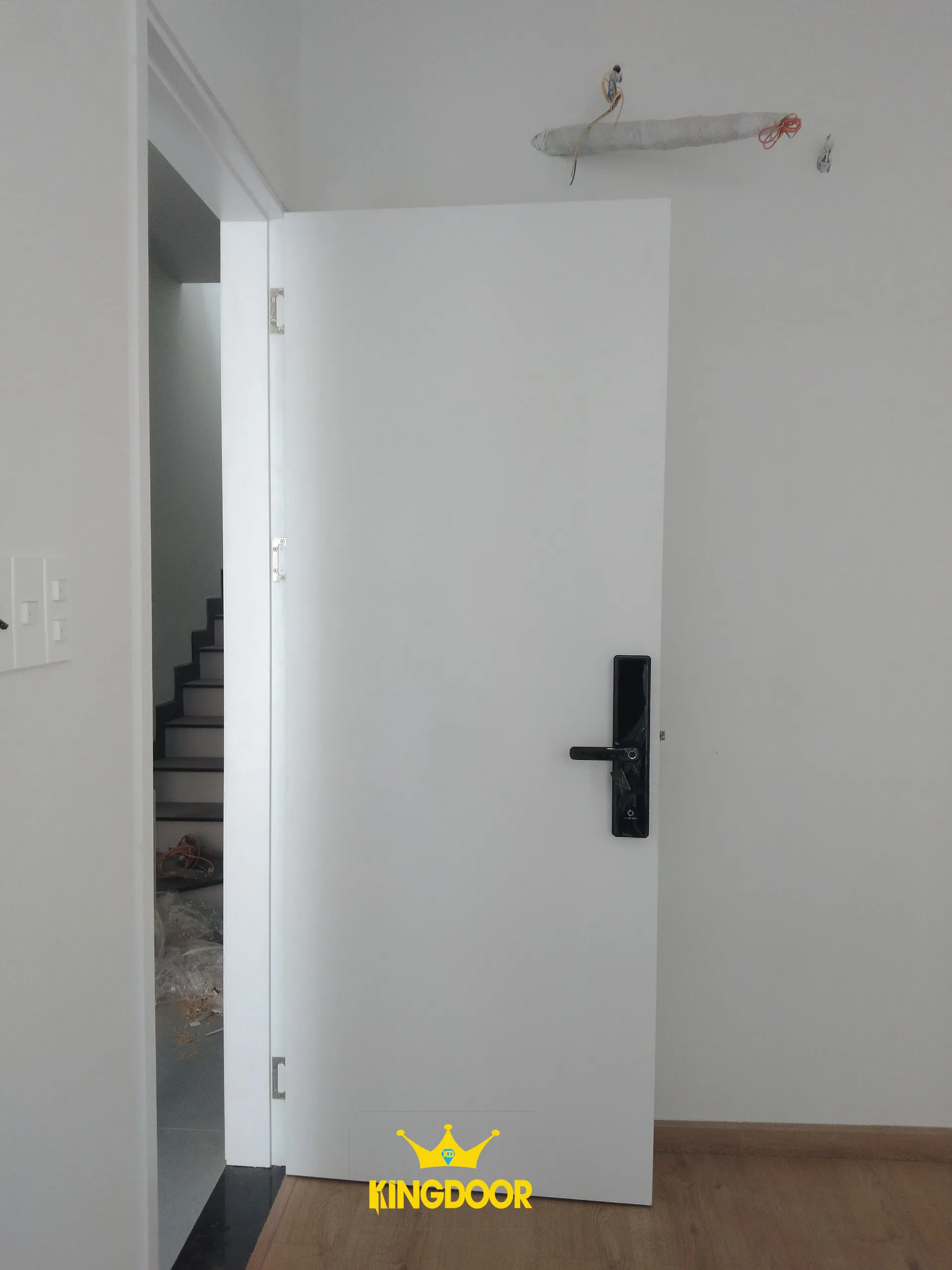 Cua-go-cong-nghiep-tai-phuong-ben-nghe