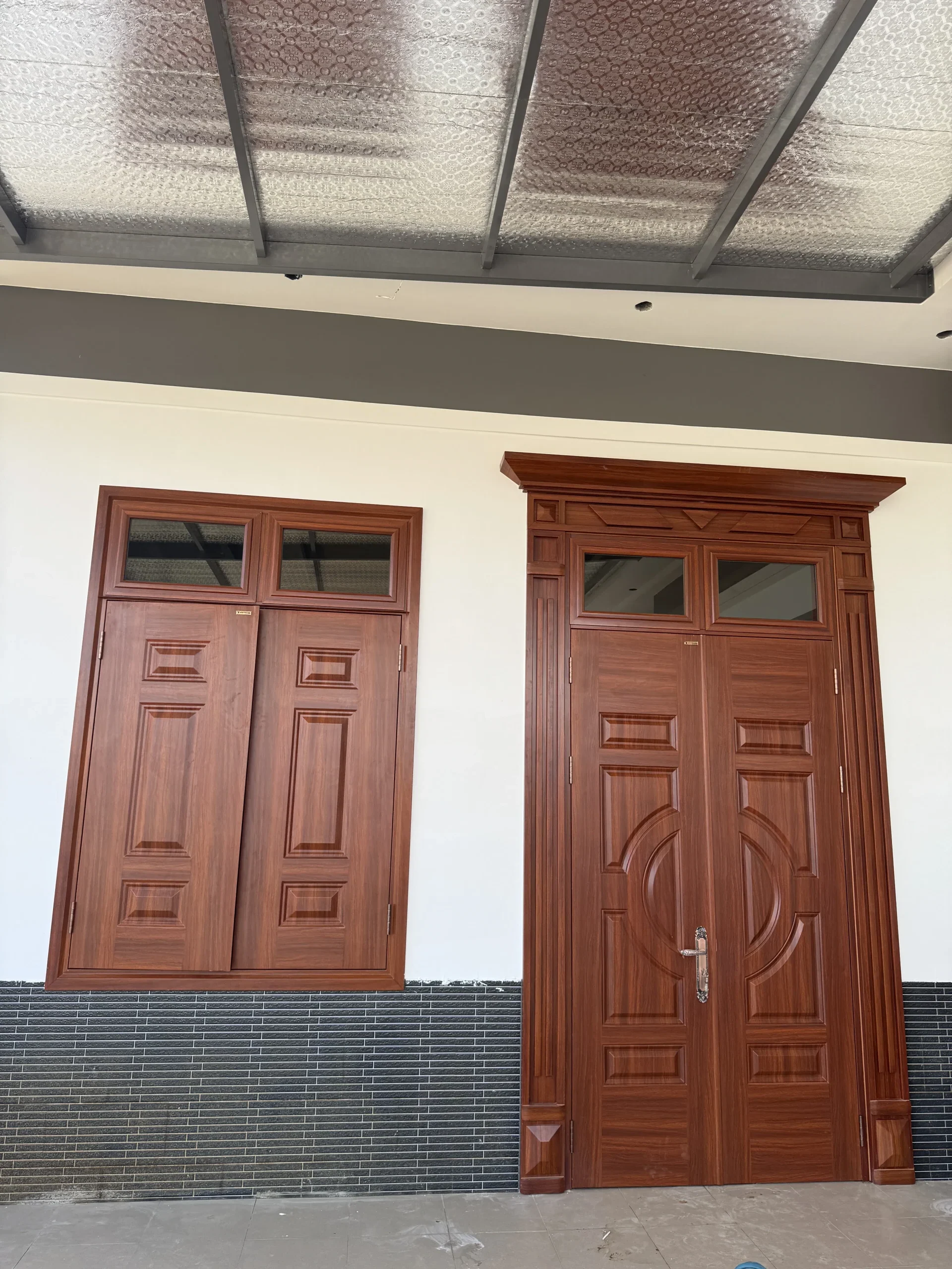 cua-thep-van-go-tai-phuong-binh-tay