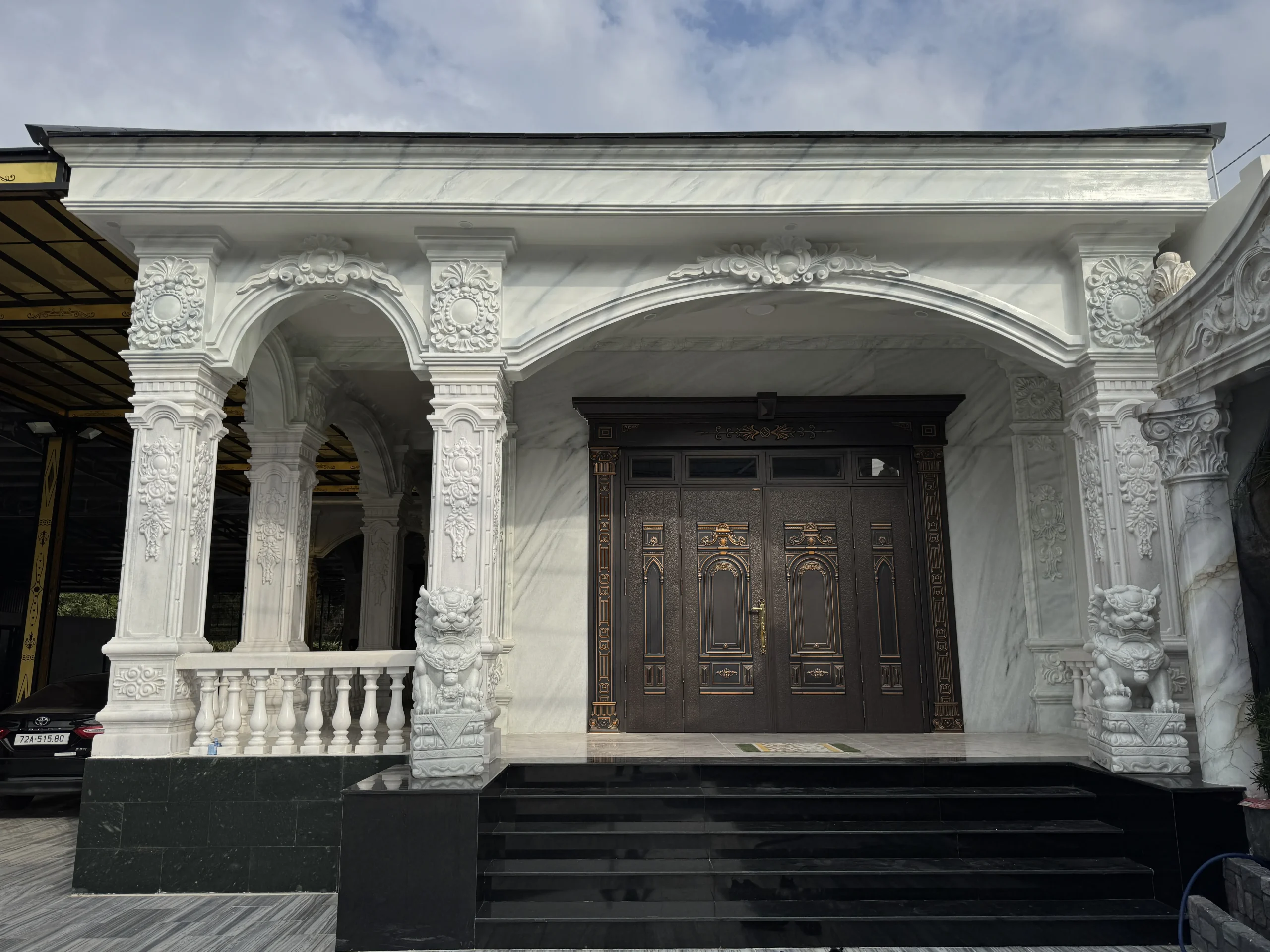 cua-thep-van-go-tai-phuong-binh-tay