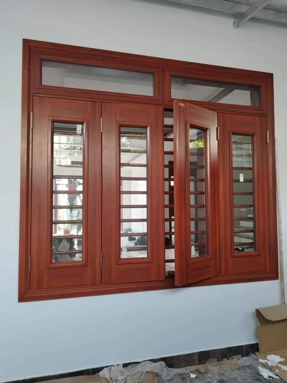 cua-thep-van-go-tai-phuong-binh-tay