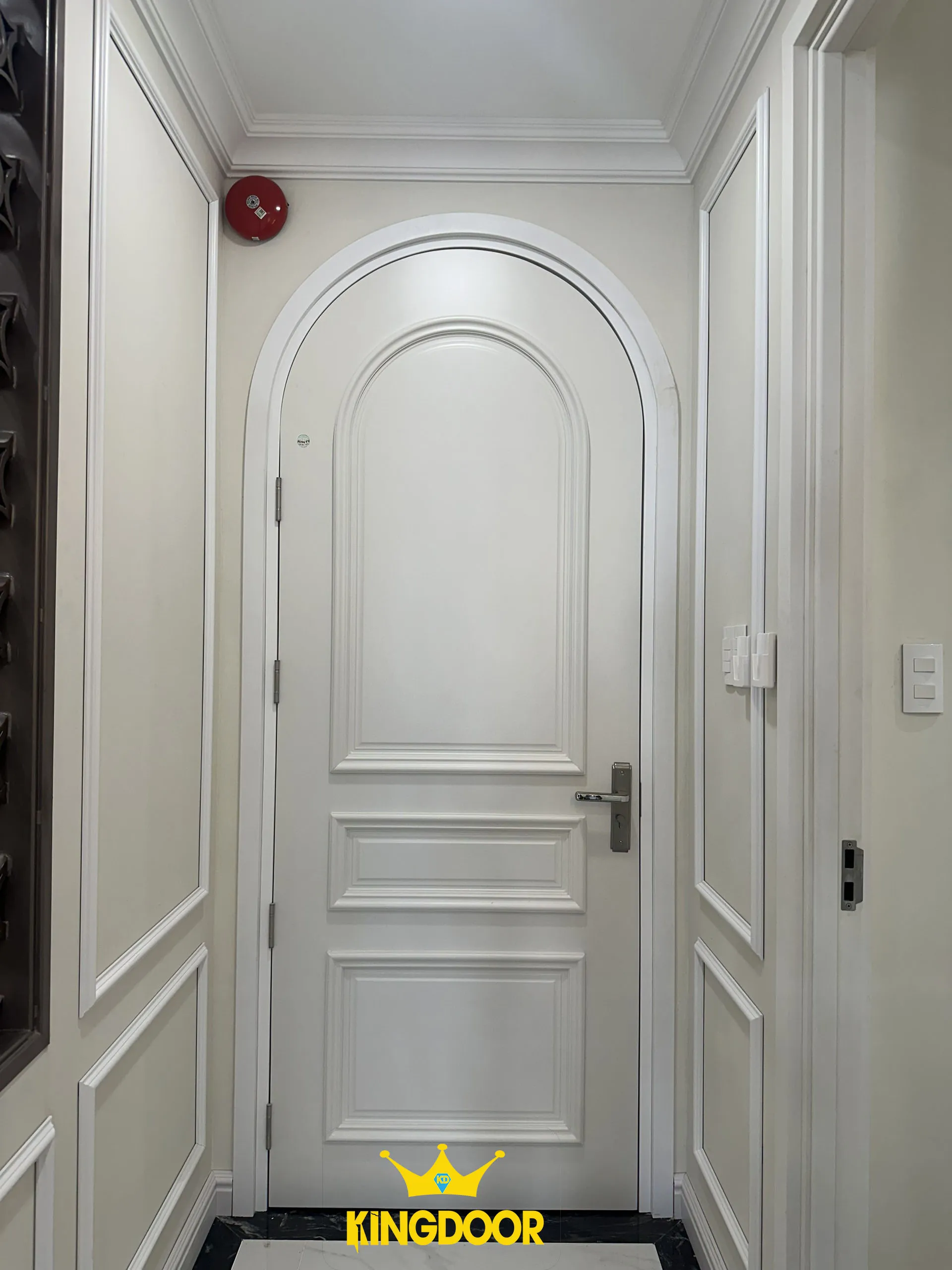 cua-vom-nhua-composite-tai-ban-co