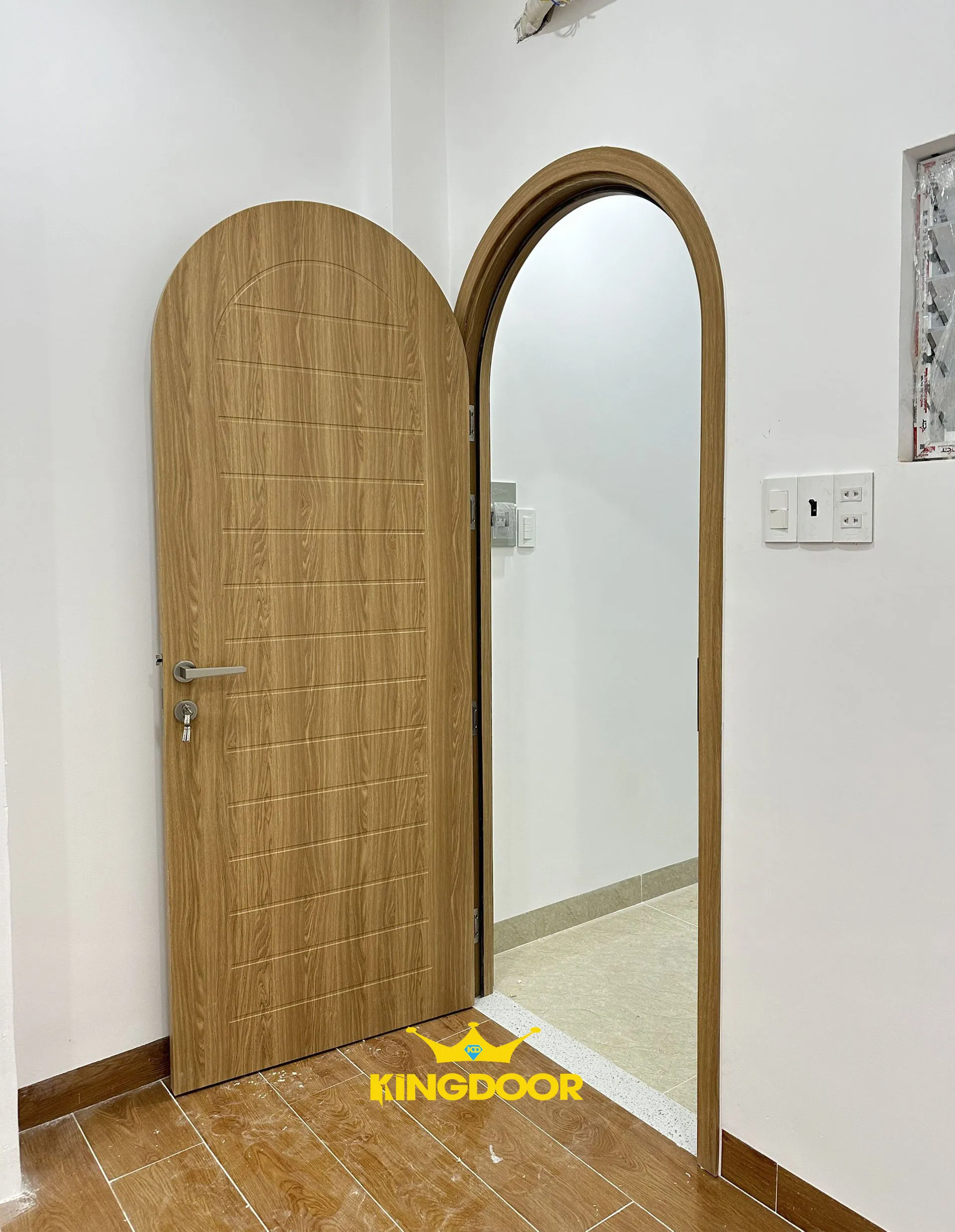 cua-nhua-composite-tai-phuong-binh-tay