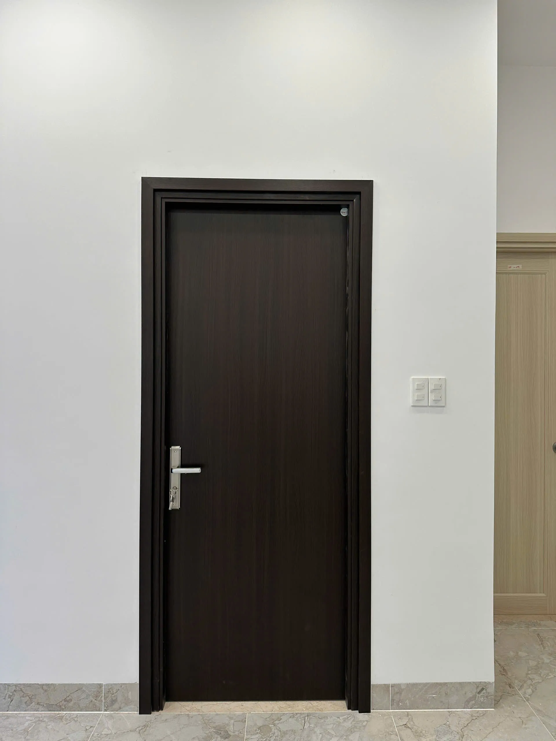 cua-nhua-composite-phu-da